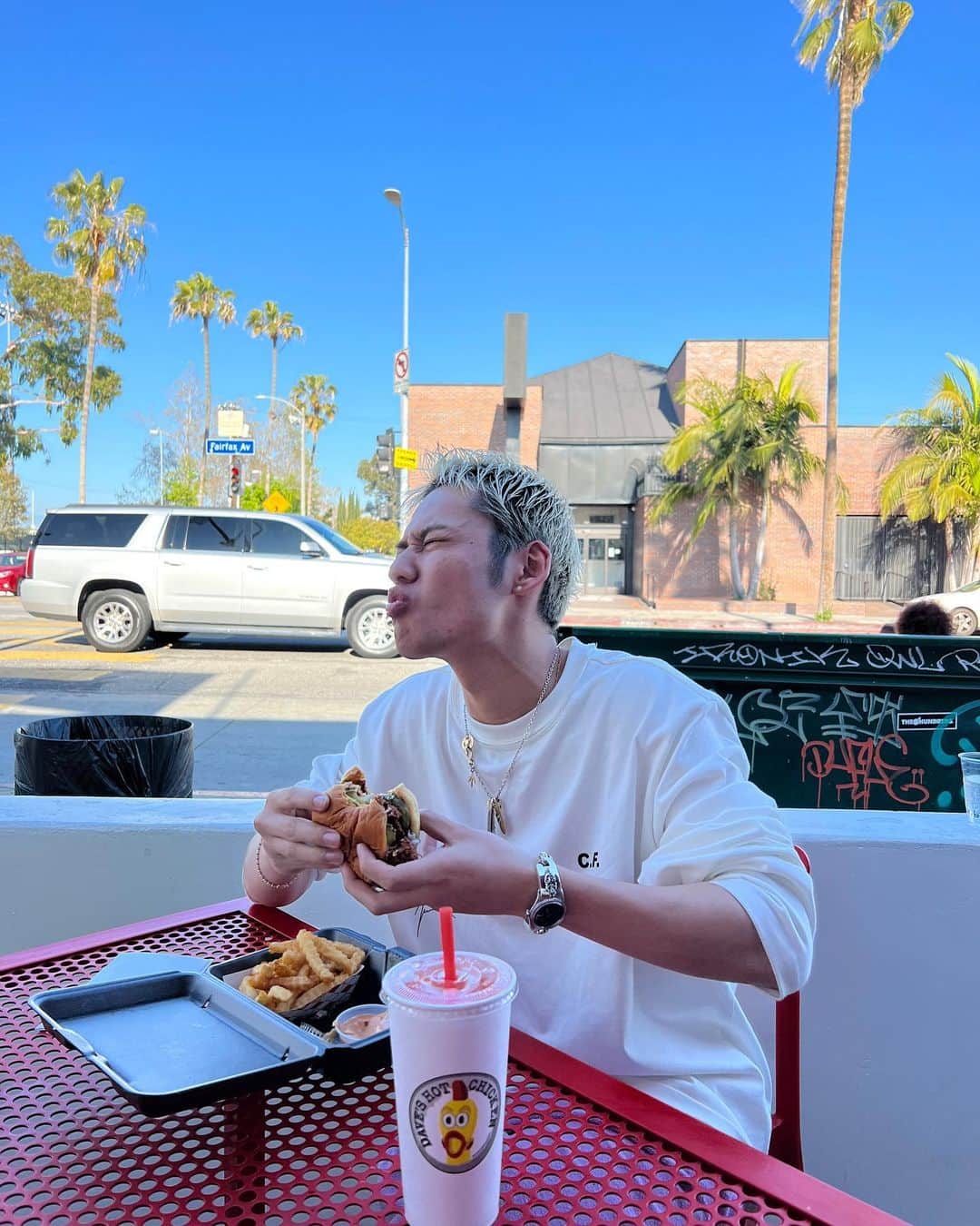 ひゅうがさんのインスタグラム写真 - (ひゅうがInstagram)「食事制限をアメリカで解放してハンバーガーにかぶりつきました。  #うますぎた #これ以上にない幸せ」4月26日 19時53分 - com.hyuga