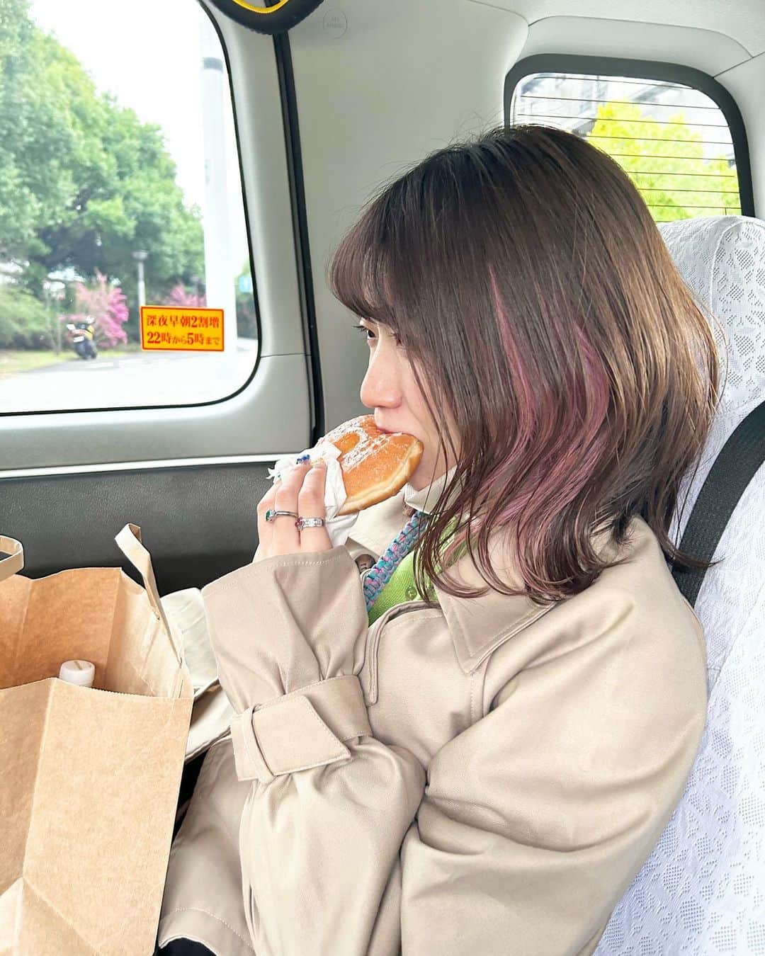 ぱいぱいでか美のインスタグラム：「渡辺満里奈さんが差し入れしてくれたドーナツ🍩 . 満里奈さんドーナツ頬張りマネージャーと反省しながらのタクシー🚕  呼び出し先生タナカ、TVer配信で見て頂くと 本編のあとに「タナカ先生の二者面談」という 特別企画がくっついてます❕✨ 今回の相談生徒は私……😳 ガチ相談してます&私の秘密(?)をバラされてます😨 反省するタイプの人格ということがわかります。笑  渡辺満里奈さん、差し入れありがとうございましたー！ ごちそうさまです🙏🏻 圧倒的結果、流石でした…… 一位とりたい！お勉強しなければ…… . #呼び出し先生タナカ #渡辺満里奈 さん #ドーナツ #でか美ちゃん」