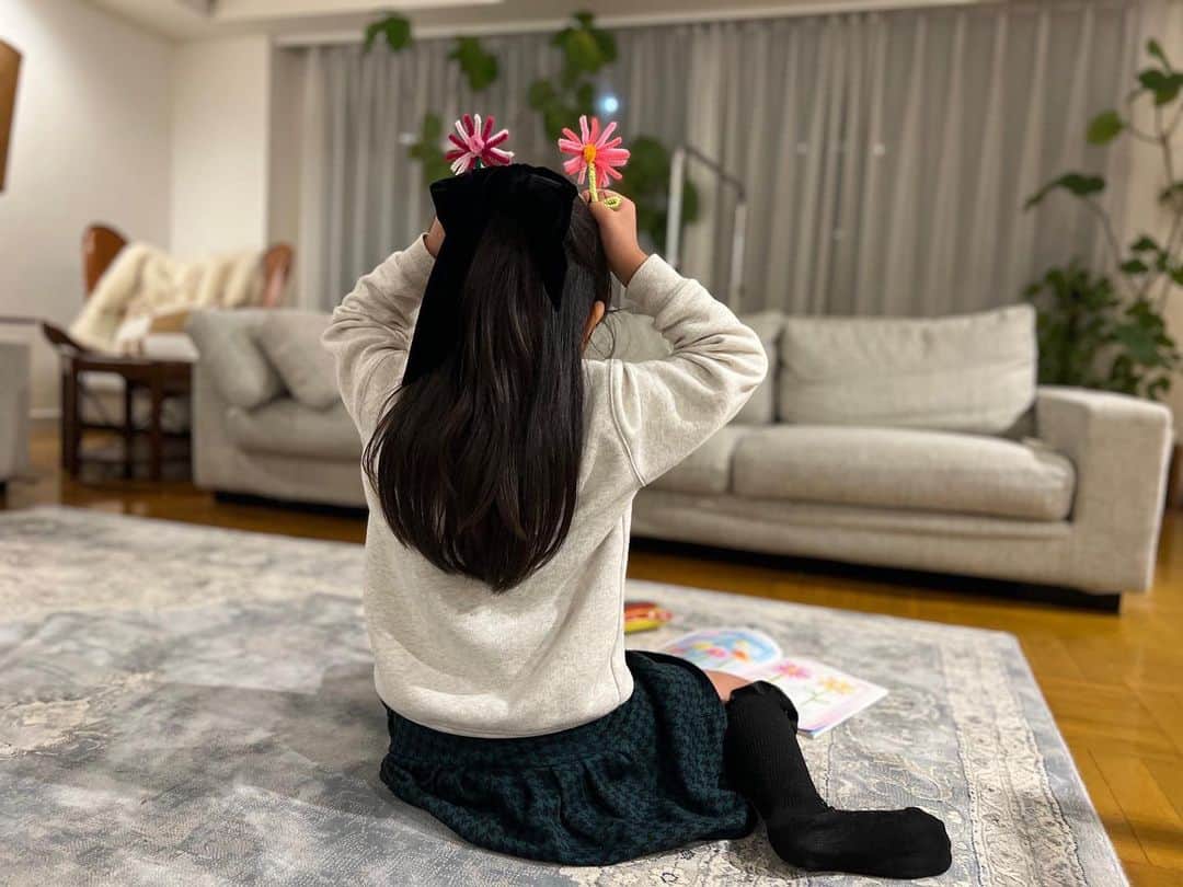 近藤千尋のインスタグラム：「雨の日はモール遊びハマりそう🩷😂笑 小学校以来触った気がするけど 長女と夢中になって遊んだよ😂🩵 雨の日も悪くないな💗🧏🏻‍♀️  次女は🥕1番喜んでた笑🙆‍♀️  カチューシャ作る長女、 かわいいなぁ❤️笑  パパに、熱中しすぎて笑われた夜🌉笑」