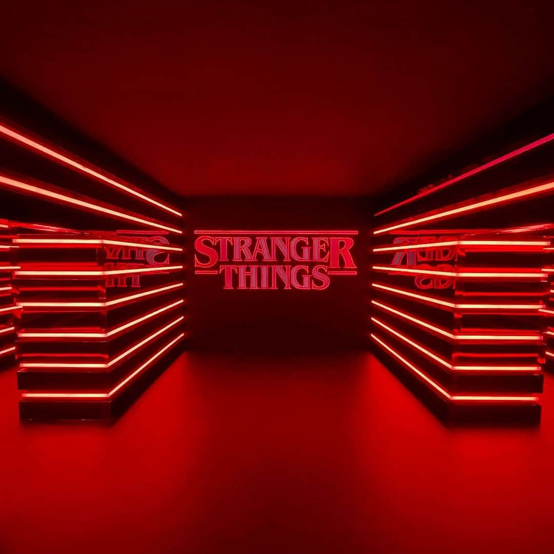 Blonde Saladさんのインスタグラム写真 - (Blonde SaladInstagram)「Stranger Things fans who live in Milan, this is a great news for you! On Friday, May 5, Netflix will open the official Stranger Things pop up in Milan. Following the success of the openings in New York, Los Angeles, Paris, Dallas, Chicago, and Miami, the Italian pop up, which will be located in Piazza Cesare Beccaria in Milan, will be the largest in Europe and will offer an unmissable opportunity for all fans of the series to immerse themselves in the 1980s and celebrate the Stranger Things universe in an exclusive way. Admission will be free, by reservation.  Open from May 5 for a limited time, the pop-up will offer a unique experience in a space filled with photo opportunities, interactive experiences, hidden clues to discover and merchandise from the series for purchase. Fans will have the chance to step into the atmosphere of Hawkins, experiencing the same emotions as the protagonists, such as, getting up close and personal with a Demogorgon, going inside Joyce's house, playing video games in the Palace Arcade, and shopping at the Starcourt Mall. 🧇✨  📸 Netflix   #StrangerThings #Milano #PopUp #MillieBobbyBrown #Netflix #NetflixItalia #TheBlondeSalad」4月26日 19時58分 - theblondesalad