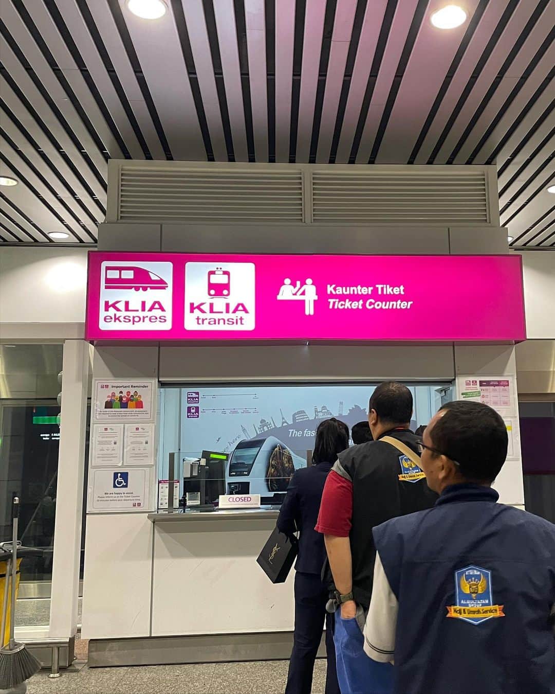 松浦彩さんのインスタグラム写真 - (松浦彩Instagram)「旅の備忘録🌍 ⠀ ⠀  マレーシアの交通機関 ----------------------- ⠀ ⠀ ✈️クアラルンプール国際空港 とても広いです。着陸後バスに乗ってターミナルに移動したはいいものの、日本の空港と違い飛行機を降りてからの動線上に手荷物の受取所はなく上陸早々に迷子😂 しばらく彷徨って案内看板を頼りになんとか辿り着きました！ ⠀ 荷物を受取ったらそのまま入国審査に。なぜかたくさん質問されましたが無事にパス🙌🏻顔写真と指紋の登録を備え付けのデバイスでして入国です。 ⠀ そのあとは空港内にある両替機で現地の現金を入手して、電車で市街地に向かいます！(両替については後日書きます✏️) ⠀ ⠀ なお、ターミナルが3ヶ所あり出国時に空港内で迷って乗り遅れるケースもあるとのこと。 帰りは時間に余裕を持ったつもりがしっかり迷ってギリギリになりました🥹無事に出入国できて本当によかったです。笑  ⠀ 🚃KLIA Ekspres/ KLIA Transit 空港と市街地をつなぐ電車です！深夜早朝問わず定期的に運行してくれているそうでありがたい🫶🏻 EkspresはKL Sentral直行、 Transitは各駅停車です🌱 ⠀ Transitの案内板は他の階ではほぼ見かけませんでしたが、Ekspresと同じ場所の反対側のホームでした！ ⠀ 出国前のスケジュールが分刻みだったため諦めましたが、Ekspresは事前にネット決済をすると10%割引になるそうです。次はやってみたい！ Transitで途中下車の旅をすると割安になるそうなのですが、今回は楽々なEkspresに🙂片道55RM(1RM33円計算で1815円)でした。 ⠀ 窓口で行き先を伝えて運賃を支払い、チャージされた乗車カードを受け取ります。クレジット決済可ですが一部対応していないカード会社もありました(後日書きます) ⠀ 車内はとても綺麗で快適でした！ 目的地に着いたら改札でカードを返却します。とてもエコです🌱 ⠀ ⠀ 🚃rapid KL 一般的な鉄道です！ 券売機で目的地を選択して支払いをすると、乗車券としてコインが出てきます。たまーに当たり？の赤いコインも出ました🤭こちらも目的地の改札に返却口があります🪙 現地の交通系ICもあるようです！ ⠀ たまたまかもしれませんがどこかの駅(忘れました…😭)からバスターミナルのあるTitiwangsaに行こうとしたらチケットが選択できず、困っていたら駅員さんが話しかけてくれて「そこまでは無料です」とコインを発行してくれました🥹ラッキー ⠀ ⠀ バスと高速道路についても書きたかったのですが長文になってしまったので今度にします✏️ ⠀ ⠀ ⋆┈┈┈┈┈┈┈┈┈┈┈┈┈┈┈⋆  ︎︎ 2023年3月下旬〜4月上旬まで マレーシアに滞在してきました！ 期間は短いですが現地の暮らしを 体感したくてボランティア型滞在し すべて自分で手配しました。  ︎︎ 滞在中のエピソードを知りたいとの お声をいただいたので備忘録として 綴ります。  ︎︎ ⋆┈┈┈┈┈┈┈┈┈┈┈┈┈┈┈⋆ ⠀ ⠀  #workaway #workawayadventure #workawayexperience #workawayers #workawaymalaysia #ワークアウェイ #ワークアウェイの魅力を広めたい #travelabroad #travelphotography #旅スタグラム #travelblogger #旅女 #海外生活  #マレーシア #malaysia #travelinmalaysia #malaysiatrip #旅遊 #여행기록 #여행스타그램 #여행  #旅好き女子 #旅写真 #travellog #マレーシア旅行 #海外旅行記 #クアラルンプール国際空港 #kualalumpurinternationalairport #鉄道旅 #マレーシア観光」4月26日 19時59分 - ayamatsuura.s
