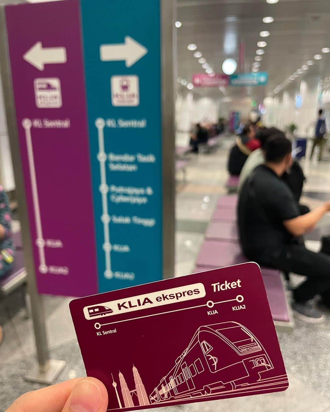 松浦彩さんのインスタグラム写真 - (松浦彩Instagram)「旅の備忘録🌍 ⠀ ⠀  マレーシアの交通機関 ----------------------- ⠀ ⠀ ✈️クアラルンプール国際空港 とても広いです。着陸後バスに乗ってターミナルに移動したはいいものの、日本の空港と違い飛行機を降りてからの動線上に手荷物の受取所はなく上陸早々に迷子😂 しばらく彷徨って案内看板を頼りになんとか辿り着きました！ ⠀ 荷物を受取ったらそのまま入国審査に。なぜかたくさん質問されましたが無事にパス🙌🏻顔写真と指紋の登録を備え付けのデバイスでして入国です。 ⠀ そのあとは空港内にある両替機で現地の現金を入手して、電車で市街地に向かいます！(両替については後日書きます✏️) ⠀ ⠀ なお、ターミナルが3ヶ所あり出国時に空港内で迷って乗り遅れるケースもあるとのこと。 帰りは時間に余裕を持ったつもりがしっかり迷ってギリギリになりました🥹無事に出入国できて本当によかったです。笑  ⠀ 🚃KLIA Ekspres/ KLIA Transit 空港と市街地をつなぐ電車です！深夜早朝問わず定期的に運行してくれているそうでありがたい🫶🏻 EkspresはKL Sentral直行、 Transitは各駅停車です🌱 ⠀ Transitの案内板は他の階ではほぼ見かけませんでしたが、Ekspresと同じ場所の反対側のホームでした！ ⠀ 出国前のスケジュールが分刻みだったため諦めましたが、Ekspresは事前にネット決済をすると10%割引になるそうです。次はやってみたい！ Transitで途中下車の旅をすると割安になるそうなのですが、今回は楽々なEkspresに🙂片道55RM(1RM33円計算で1815円)でした。 ⠀ 窓口で行き先を伝えて運賃を支払い、チャージされた乗車カードを受け取ります。クレジット決済可ですが一部対応していないカード会社もありました(後日書きます) ⠀ 車内はとても綺麗で快適でした！ 目的地に着いたら改札でカードを返却します。とてもエコです🌱 ⠀ ⠀ 🚃rapid KL 一般的な鉄道です！ 券売機で目的地を選択して支払いをすると、乗車券としてコインが出てきます。たまーに当たり？の赤いコインも出ました🤭こちらも目的地の改札に返却口があります🪙 現地の交通系ICもあるようです！ ⠀ たまたまかもしれませんがどこかの駅(忘れました…😭)からバスターミナルのあるTitiwangsaに行こうとしたらチケットが選択できず、困っていたら駅員さんが話しかけてくれて「そこまでは無料です」とコインを発行してくれました🥹ラッキー ⠀ ⠀ バスと高速道路についても書きたかったのですが長文になってしまったので今度にします✏️ ⠀ ⠀ ⋆┈┈┈┈┈┈┈┈┈┈┈┈┈┈┈⋆  ︎︎ 2023年3月下旬〜4月上旬まで マレーシアに滞在してきました！ 期間は短いですが現地の暮らしを 体感したくてボランティア型滞在し すべて自分で手配しました。  ︎︎ 滞在中のエピソードを知りたいとの お声をいただいたので備忘録として 綴ります。  ︎︎ ⋆┈┈┈┈┈┈┈┈┈┈┈┈┈┈┈⋆ ⠀ ⠀  #workaway #workawayadventure #workawayexperience #workawayers #workawaymalaysia #ワークアウェイ #ワークアウェイの魅力を広めたい #travelabroad #travelphotography #旅スタグラム #travelblogger #旅女 #海外生活  #マレーシア #malaysia #travelinmalaysia #malaysiatrip #旅遊 #여행기록 #여행스타그램 #여행  #旅好き女子 #旅写真 #travellog #マレーシア旅行 #海外旅行記 #クアラルンプール国際空港 #kualalumpurinternationalairport #鉄道旅 #マレーシア観光」4月26日 19時59分 - ayamatsuura.s