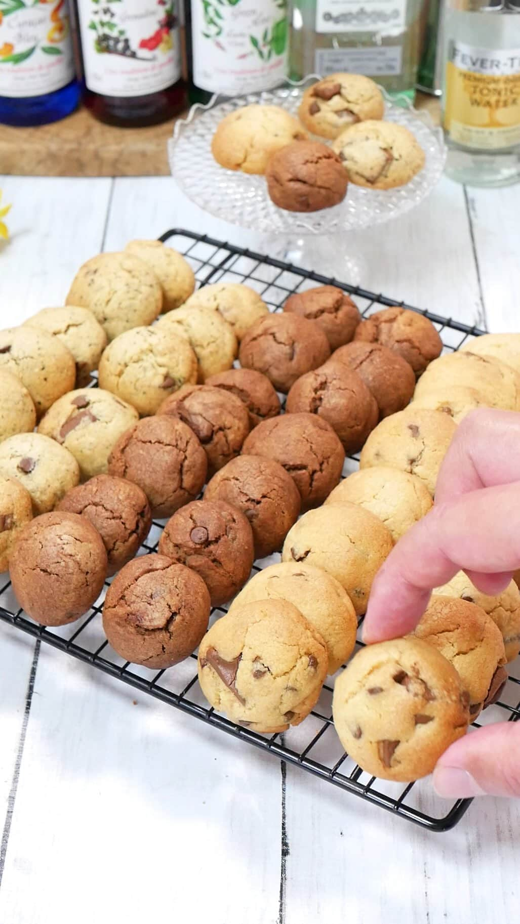 ひろまるのインスタグラム：「混ぜて焼くだけミニアメリカンクッキー A mini soft cookie that makes you want to give it as a gift  混ぜて焼くだけのしっとり感が美味しいソフトなアメリカンクッキーです。  ココアパウダーとアールグレイを加えると香り高いクッキーになります。 手作りクッキーでプレゼントにも最適です。  このレシピで作ると失敗なく上手く焼き上がりますのでぜひクッキー作りにチャレンジしてみてくださいね。  This American cookie is moist and delicious just by mixing and baking.  Handmade and rustic, it's perfect for gifts. You can experience an American breakfast by dipping it in a little milk and eating it.  【ingredients】12 pieces 140g unsalted butter 110g light brown sugar 1 egg (room temperature) 260g flour 7g baking powder 50g milk chocolate 40g chocolate chip 1g salt 5g unsweetened cocoa powder 2g Earl Grey  【材料】 無塩バター　140g きび砂糖　110g(上白糖、グラニュー糖も可) 卵 (室温)　1個 薄力粉　260g ベーキングパウダー 7g ミルクチョコレート 50g チョコチップ　40g 塩　1g 無糖ココアパウダー 5g アールグレイ 2g  【作り方】 ①ボウルに無塩バターを入れて電子レンジ600Wで約1分温めて溶かします。(溶けない場合は10秒ずつ温めます)  ②きび砂糖、卵を加えてホイッパーで良く混ぜます。  ③薄力粉、ベーキングパウダーをふるい入れてゴムベラで粉っぽさがなくなるまで混ぜます。  ④板チョコを細かく割ったものとチョコチップと塩を加えて良く混ぜて3等分します。  ⑤そのうちの2つのボウルにそれぞれアールグレイとココアパウダーを加えて混ぜて冷蔵庫で約30分冷やします。  ⑥それぞれの生地を丸めて、シルパットかクッキングシートを敷いた天板に15個並べて190℃に予熱したオーブンで10-12分焼きます。 ※外側がうっすら茶色で真ん中が柔らかいくらいが良いです。  ⑦ケーキクーラーなどで完全に冷まします。  #クッキー #お家カフェ #手作りスイーツ #簡単クッキー #sweets #スイーツ #手作りクッキー #手作りおやつ #おやつの時間 #アメリカンクッキー #hiromarucooktv」