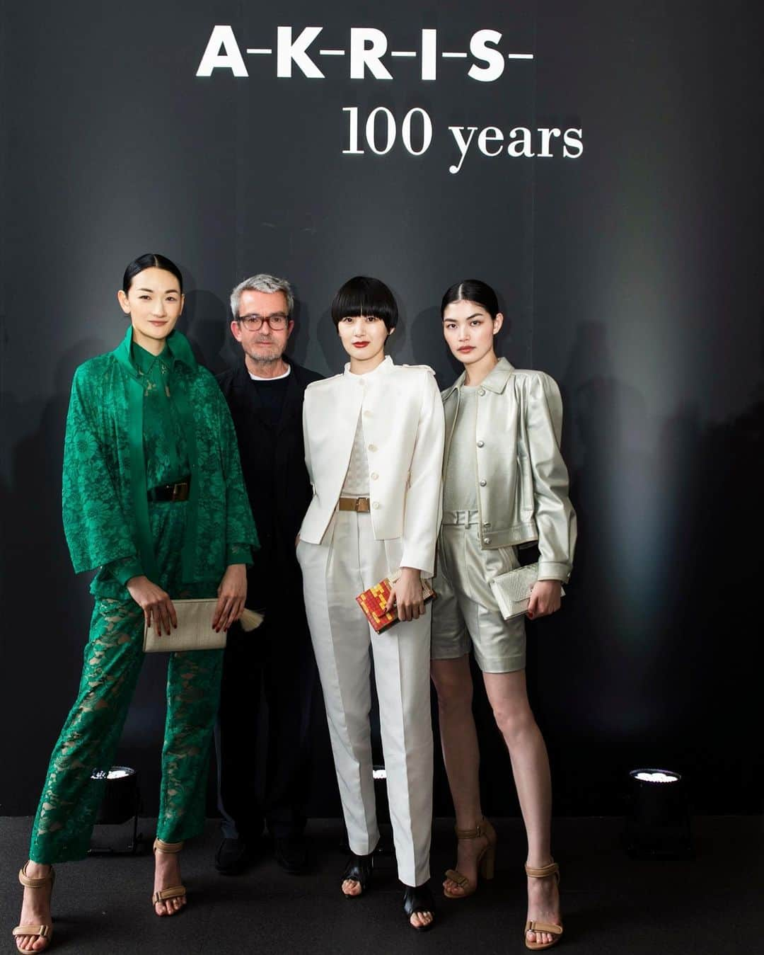 新井貴子さんのインスタグラム写真 - (新井貴子Instagram)「AKRIS FALL/WINTER 2023  Congrats on your 100th anniversary! メゾンのアーカイブから見つかった70年代のプリントをベースにデザインされた今回のコレクション。 デザイナーのAlbertも来日され、心が躍ったランウェイでした🔥」4月26日 20時00分 - kikoarai