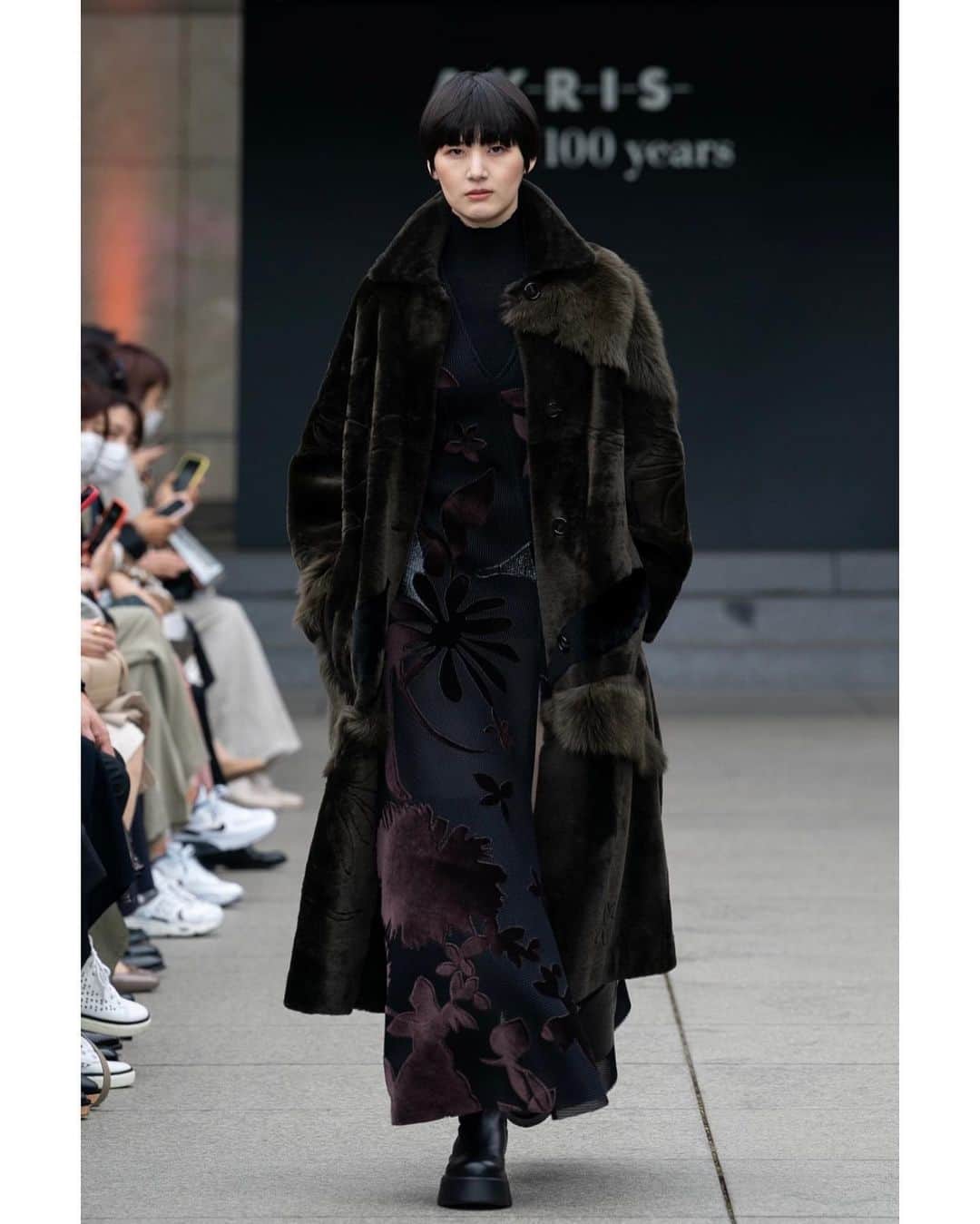 新井貴子のインスタグラム：「AKRIS FALL/WINTER 2023  Congrats on your 100th anniversary! メゾンのアーカイブから見つかった70年代のプリントをベースにデザインされた今回のコレクション。 デザイナーのAlbertも来日され、心が躍ったランウェイでした🔥」