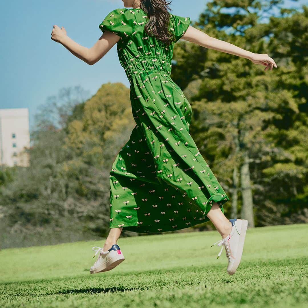 ケイト・スペードのインスタグラム：「思わず草原を 走りたくなるドレス  #katespadeny #katespadejapan #ケイトスペード #ケイトスペードニューヨーク」