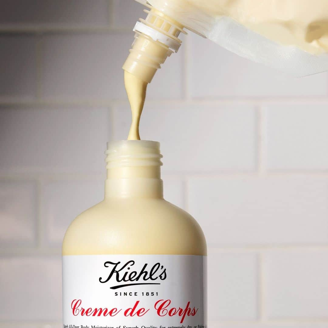 キールズ Kiehl's Japanさんのインスタグラム写真 - (キールズ Kiehl's JapanInstagram)「これから肌見せの季節、毎日のボディケアはできていますか？  実は毎日の熱いお風呂は、乾燥の原因の1つ💦 潤いのある肌を保つためには、お風呂あがりにしっかりと保湿してあげることが大切です😉  そこでおすすめなのが、世界のセレブリティも愛用する #キールズ「クレム ドゥ コール ボディ クリーム」✨  バターのようにコクのあるテクスチャーでしっかりと保湿し、肌をなめらかな質感に整えます☺べたつかないので、これからの季節にもぴったりです！  プラスチックの使用量を81%軽減した、お得な詰め替え用も登場しています。 キールズと一緒に、ボディケアをしながらアースケアに取り組みませんか？🍃  @kiehlsjp #kiehls #キールズ #スキンケア #ヘルシースキン #アポセカリー #ニューヨーク #NewYork #skincare #futuremadebetter #earthday」4月26日 20時00分 - kiehlsjp