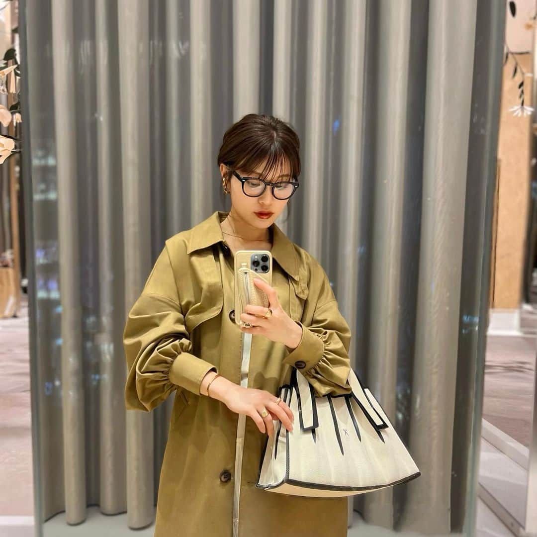 三橋栄香のインスタグラム：「最近の🤍🤍  カジュアルな時によく合わせてるお気に入りバッグ。 @josephandstacey_jp のバッグは見た目以上に荷物がかなり入るんだなぁ✂︎  #fashion #春コーデ#トレンチコート#ジョセフアンドステイシー #バッグ#カジュアルコーデ #めがね」