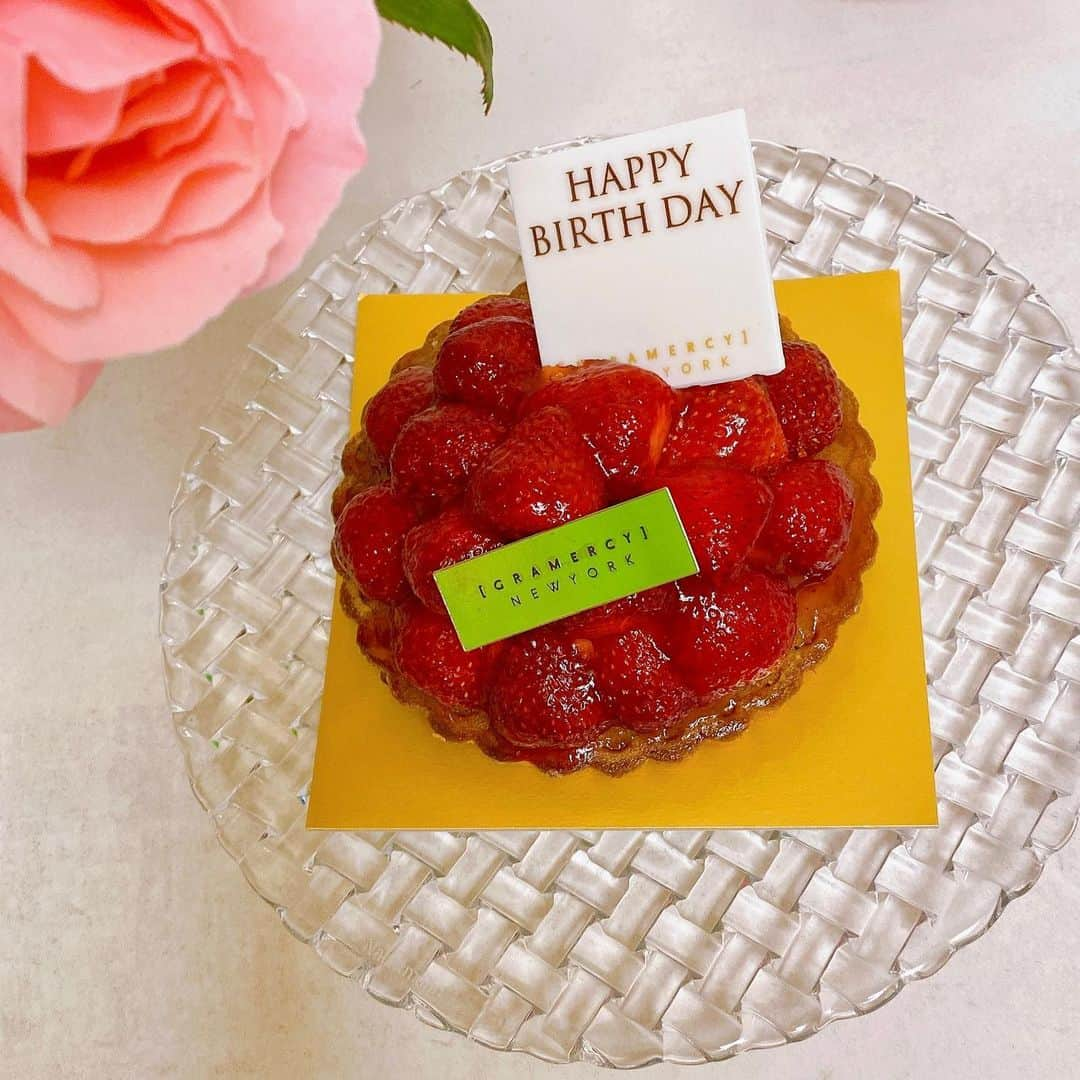 大寺かおりさんのインスタグラム写真 - (大寺かおりInstagram)「また一つ歳を重ねました🎂 お庭のバラがちょうど満開で 花瓶に飾ると数輪でも部屋中が良い香りに☺️🌹 . なんて優雅に花を楽しむ時間はほぼなくて 帰宅後、息子が過去一レベルの大グズリで 太ももから全く離れてくれず… . 最終手段でおんぶして家事をしていたら 背中でぐっすり熟睡してました😴 . 背中にずっしり幸せの重みを感じた誕生日😇 . ちなみに前夜は息子と共に 早めに寝落ちしていたのですが 息子のパンチで目が覚めて、 「今何時なんだろう？」と時計を見たら23時59分！ 一応心の中でカウントダウンしました😂 . メッセージをくれた方 ありがとうございます☺️ 新しい歳もよろしくお願いします☺️💕 . #誕生日 #かあちゃんは休めませぬ #おんぶで家事 #1y3m #男の子ママ」4月26日 20時00分 - kaori_ootera