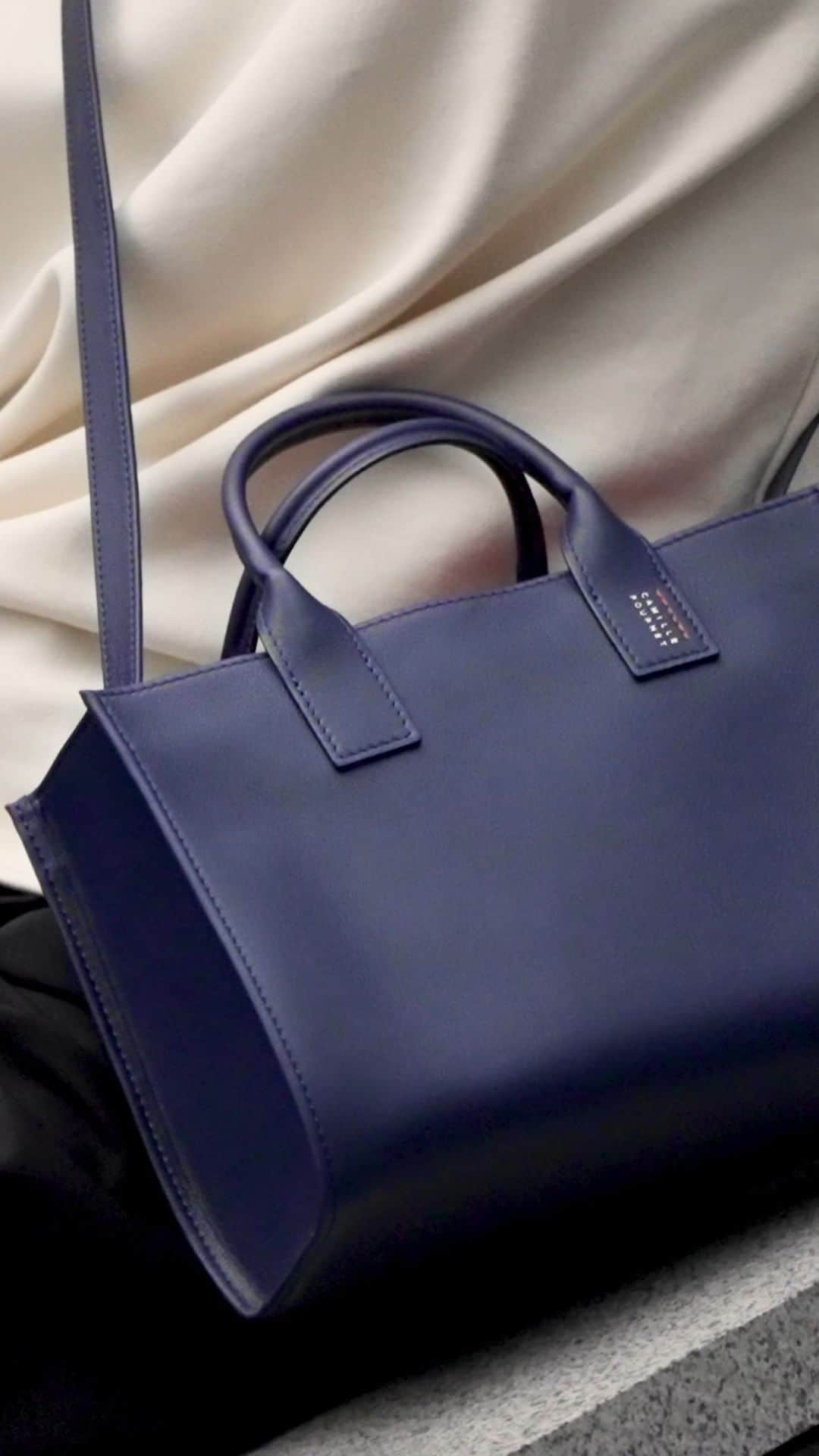カミーユフォルネのインスタグラム：「A small shopping bag, a mini backpack, a mini hobo bag — that’s it. Just the essentials to meet the needs of exacting customers who live life on the go, all the time.  #CamilleFournet #smallbag #leatherbag #pleated #SS23 #savoirfaire #madeinfrance #カミーユフォルネ #レザーバッグ  Stylisme : @barbaraikkache  Photo : @team_whaaat」