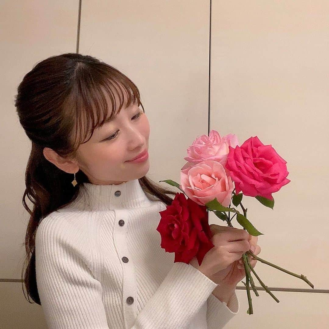 大寺かおりのインスタグラム：「また一つ歳を重ねました🎂 お庭のバラがちょうど満開で 花瓶に飾ると数輪でも部屋中が良い香りに☺️🌹 . なんて優雅に花を楽しむ時間はほぼなくて 帰宅後、息子が過去一レベルの大グズリで 太ももから全く離れてくれず… . 最終手段でおんぶして家事をしていたら 背中でぐっすり熟睡してました😴 . 背中にずっしり幸せの重みを感じた誕生日😇 . ちなみに前夜は息子と共に 早めに寝落ちしていたのですが 息子のパンチで目が覚めて、 「今何時なんだろう？」と時計を見たら23時59分！ 一応心の中でカウントダウンしました😂 . メッセージをくれた方 ありがとうございます☺️ 新しい歳もよろしくお願いします☺️💕 . #誕生日 #かあちゃんは休めませぬ #おんぶで家事 #1y3m #男の子ママ」