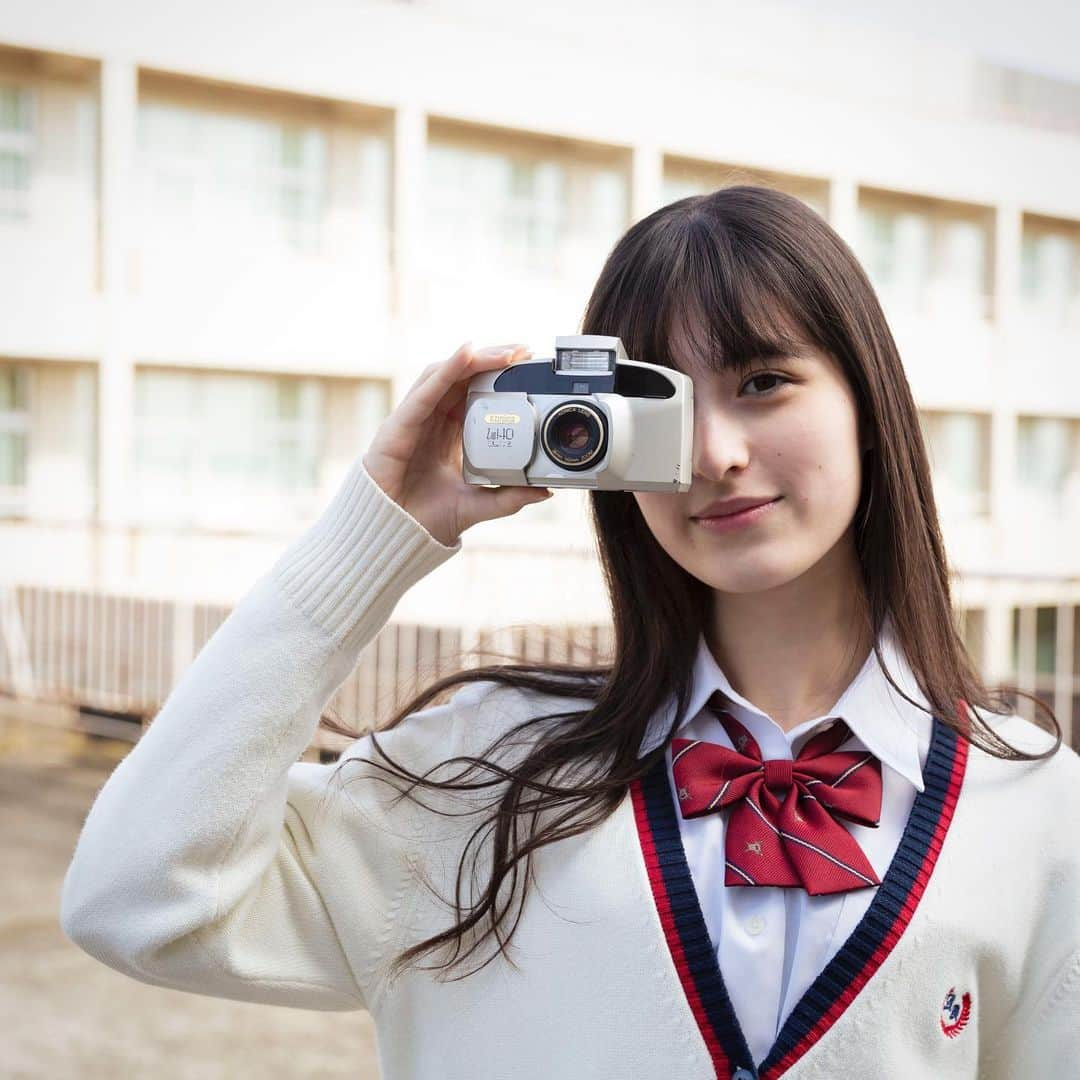 木内舞留さんのインスタグラム写真 - (木内舞留Instagram)「お知らせです🙆🏻‍♀️  映画『交換ウソ日記』に、希美や絵里乃、優子のクラスメイト、沙耶役として出演させて頂きます！  高校生の時に読んだ事のある小説だったので、出演することができるとわかったときはとても嬉しかったです☺︎  制服着たよ...21歳で...制服着ちゃったよ... まだまだいけるって、勝手に思ってます。笑  年の近い子達との撮影、とても楽しかった！！ フィルムカメラでみんなの事撮ったから、それもどこかで載せますね🎞  7/7公開です、お楽しみに🎋 #交換ウソ日記  #木内舞留」4月26日 20時02分 - maru_kiuchi_official