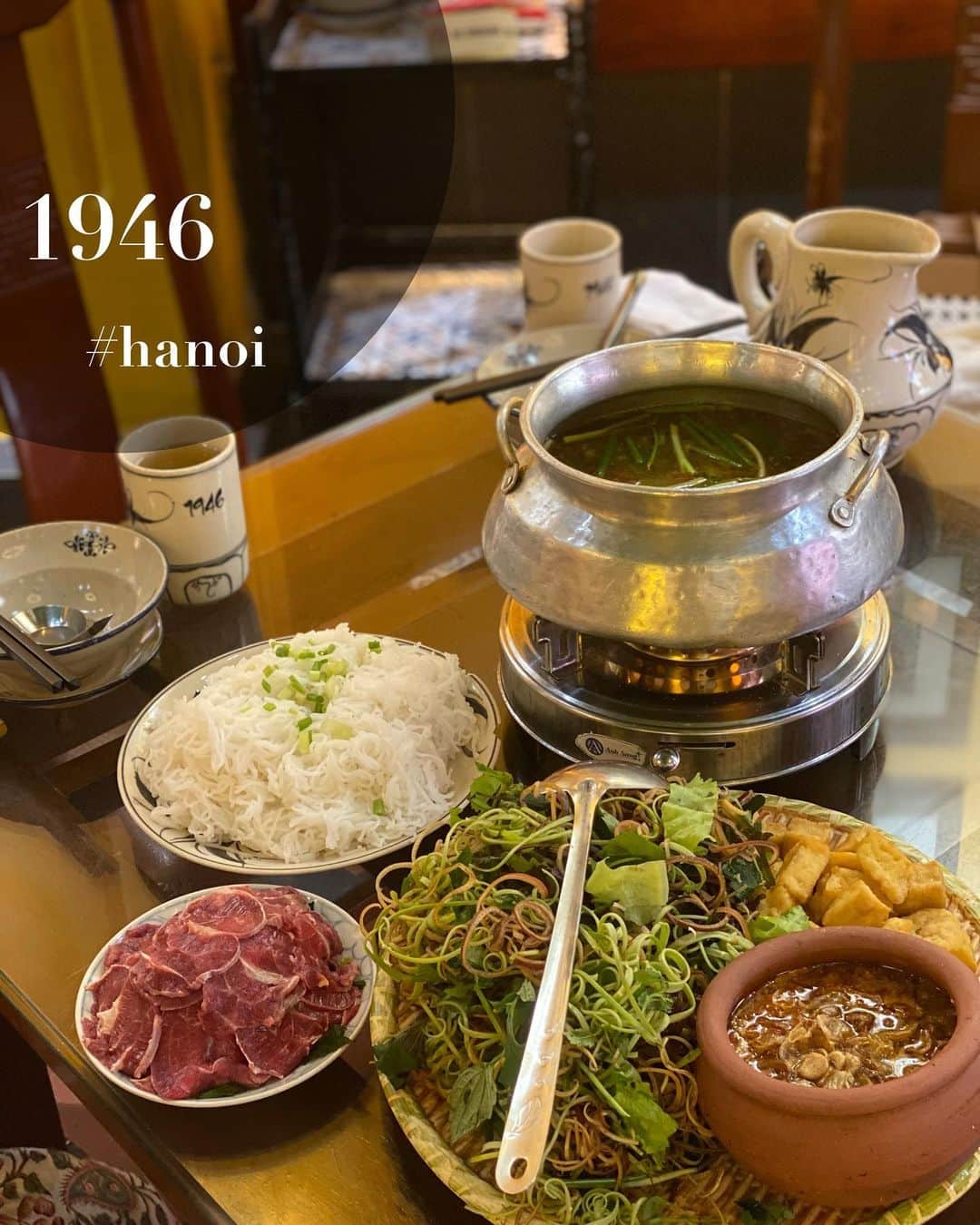 菊原梨華のインスタグラム：「・ ・ /  1946  📍3, Ng. Yên Thành/61 Cửa Bắc, Quán Thánh, Ba Đình, Hà Nội, ベトナム  \   有名店だけどこの間お友達と 初めて行ってみました✨  田蟹鍋が有名のようで🦀 頼んでみました✨  かなりボリューミーで、3人でもこれギリギリ食べ切れるかどうか🥹  私たちは鍋セットしか頼まなかったですが、他のメニューも食べたかったら大人数で行くことをおすすめするかも🥹  味はとっても美味しかった💓 有名なだけあって混んでました💪  #ベトナム料理#ベトナムグルメ#vietnam #hanoi#hanoifood #hanoivietnam #ハノイ#hanoifood#ハノイグルメ#ハノイランチ#hanoilunch」