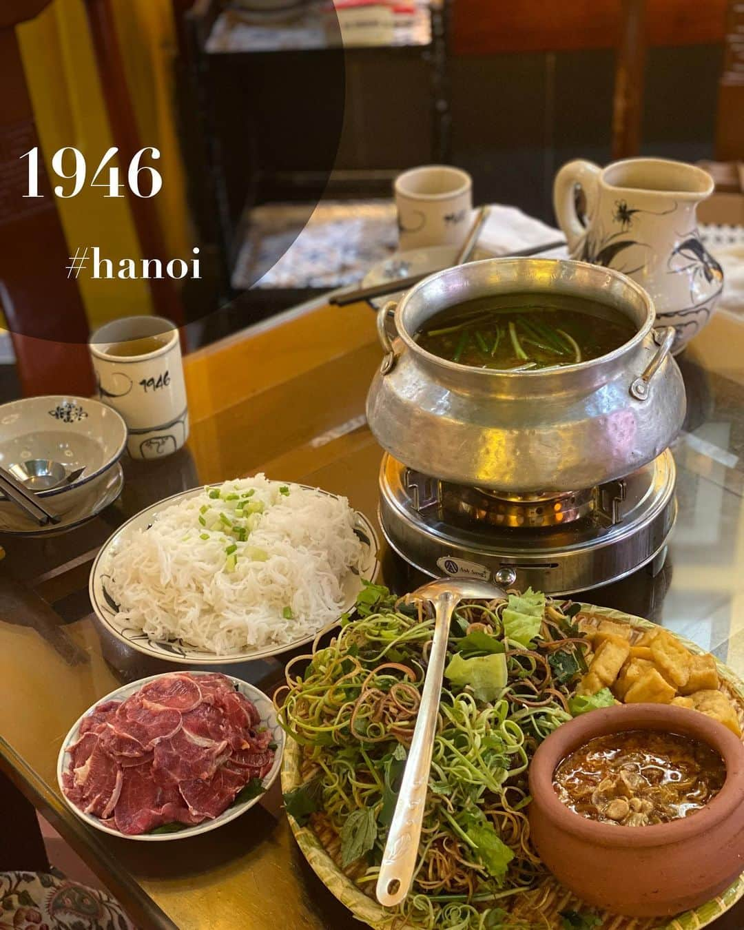 菊原梨華のインスタグラム：「・ ・ /  1946  📍3, Ng. Yên Thành/61 Cửa Bắc, Quán Thánh, Ba Đình, Hà Nội, ベトナム  \   有名店だけどこの間お友達と 初めて行ってみました✨  田蟹鍋が有名のようで🦀 頼んでみました✨  かなりボリューミーで、3人でもこれギリギリ食べ切れるかどうか🥹  私たちは鍋セットしか頼まなかったですが、他のメニューも食べたかったら大人数で行くことをおすすめするかも🥹  味はとっても美味しかった💓 有名なだけあって混んでました💪  #ベトナム料理#ベトナムグルメ#vietnam #hanoi#hanoifood #hanoivietnam #ハノイ#hanoifood#ハノイグルメ#ハノイランチ#hanoilunch」