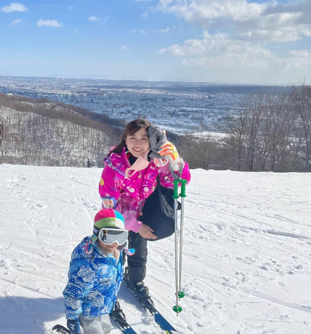 新妻聖子さんのインスタグラム写真 - (新妻聖子Instagram)「無農薬の新鮮なカブが手に入ったので、ただザクザクとカットしてオリーブオイルとお塩で食べてみたら…とんでもなく美味だった！！！  これちょっと笑っちゃうくらい美味しかったわ…  ひとつお裾分けをした姉はグリルにして食べたみたいだけど、生でここまで美味しいなんてこれからカブはサラダ一択🥗という気分！！でも美味しいカブはきっとグリルしても美味しいんだろうな…明日グリルしてみようかな…  ついでに最近食べた美味しいものも載せときます。  韓国のお土産でもらったベーグルラスク！！これはやばい。美味しすぎる。甘じょっぱいのが最高。  そして北海道に行った時に買った「白い恋人」で有名なイシヤの「アイガトー」も美味しかった。なんかホワイトチョコとチーズのハーモニーが優しくて、ホッとするお味でした🫶  そう、この冬は北海道でスキーしたんですよ〜⛷  めちゃくちゃ事後報告ですが、4枚目の写真。息子もかなり上達して最終日は私より早く滑っていた…😳  ちなみに私が着ているスキージャケット、なんだか昭和の匂いがすると思ったでしょ？正解。  こちらはなんと、父が母に結婚前にプレゼントしたウェアなんです！ということは45年前のものですよ！！めちゃくちゃ保存状態良かったので私が譲り受けましたーエモい。 #かぶ  #サラダ #ベーグルラスク #アイガトー  #スキーウェア」4月26日 20時02分 - seikoniizuma