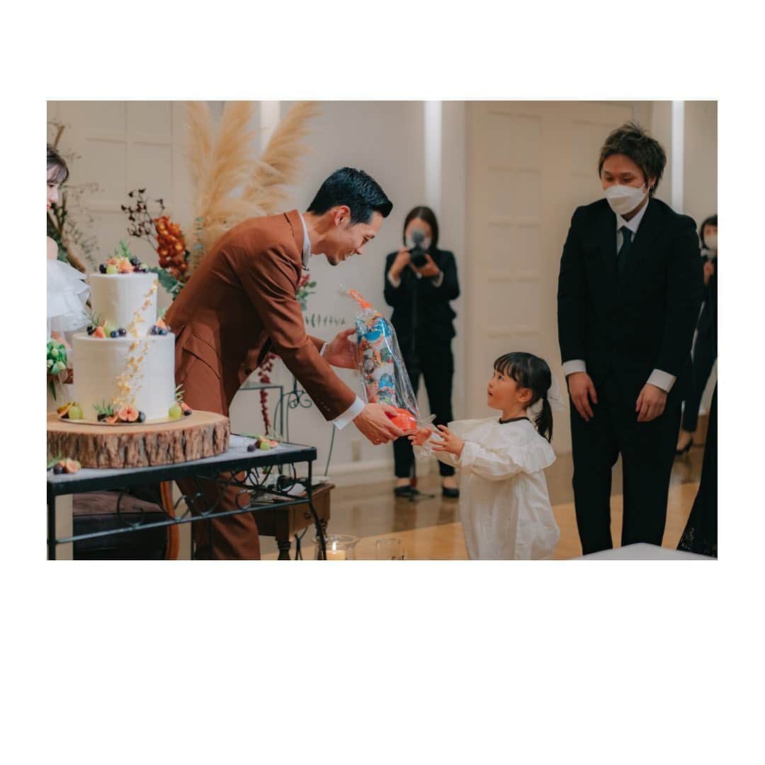 結婚式場 ヴィラ・デ・マリアージュ宇都宮のインスタグラム：「. 　　 ケーキを運んでくれたお子様に present🎁 　　 　　  #ウェディングケーキ #ウェディングケーキデザイン  #プロヴァンス⁡⁡ #フランス⁡⁡ #南フランスの街⁡⁡⁡ #ヴィラデマリアージュ⁡⁡⁡⁡⁡⁡⁡ #ヴィラデマリアージュ宇都宮⁡⁡⁡⁡⁡⁡⁡ #自然⁡ #ナチュラルウエディング⁡ #宇都宮結婚式⁡⁡⁡⁡ #那須結婚式⁡⁡⁡⁡⁡ #栃木結婚式⁡⁡⁡⁡⁡⁡⁡ #宇都宮結婚式場⁡⁡⁡⁡⁡⁡⁡ #那須結婚式場⁡⁡⁡⁡⁡ #栃木結婚式場⁡⁡⁡⁡⁡⁡⁡ #那須ウエディング⁡⁡⁡⁡⁡ #宇都宮ドレスショップ⁡⁡⁡⁡⁡⁡⁡ #ウェディングドレス  #栃木ドレスショップ⁡⁡⁡⁡⁡⁡ #ヴィラ花嫁⁡⁡⁡⁡⁡⁡⁡ #宇都宮花嫁⁡⁡⁡⁡⁡⁡⁡ #栃木花嫁⁡⁡ #宇都宮レストラン⁡ #栃木レストラン⁡ #宇都宮カフェ⁡ #栃木カフェ」