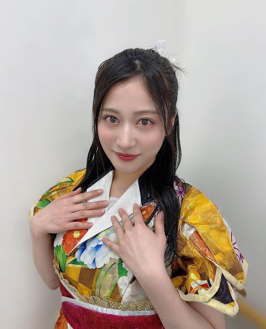 のインスタグラム：「発売中のグッズ衣装😌  最近、衣装さんが 私に黄色衣装を当てはめてくれます💛  黄色が似合う人になるぞ〜🐯💛⚡️🌟🌼  #NMB48 #アイドル衣装  #これは #紅白歌合戦の時の衣装 #懐かしい #黄色 #yellow」