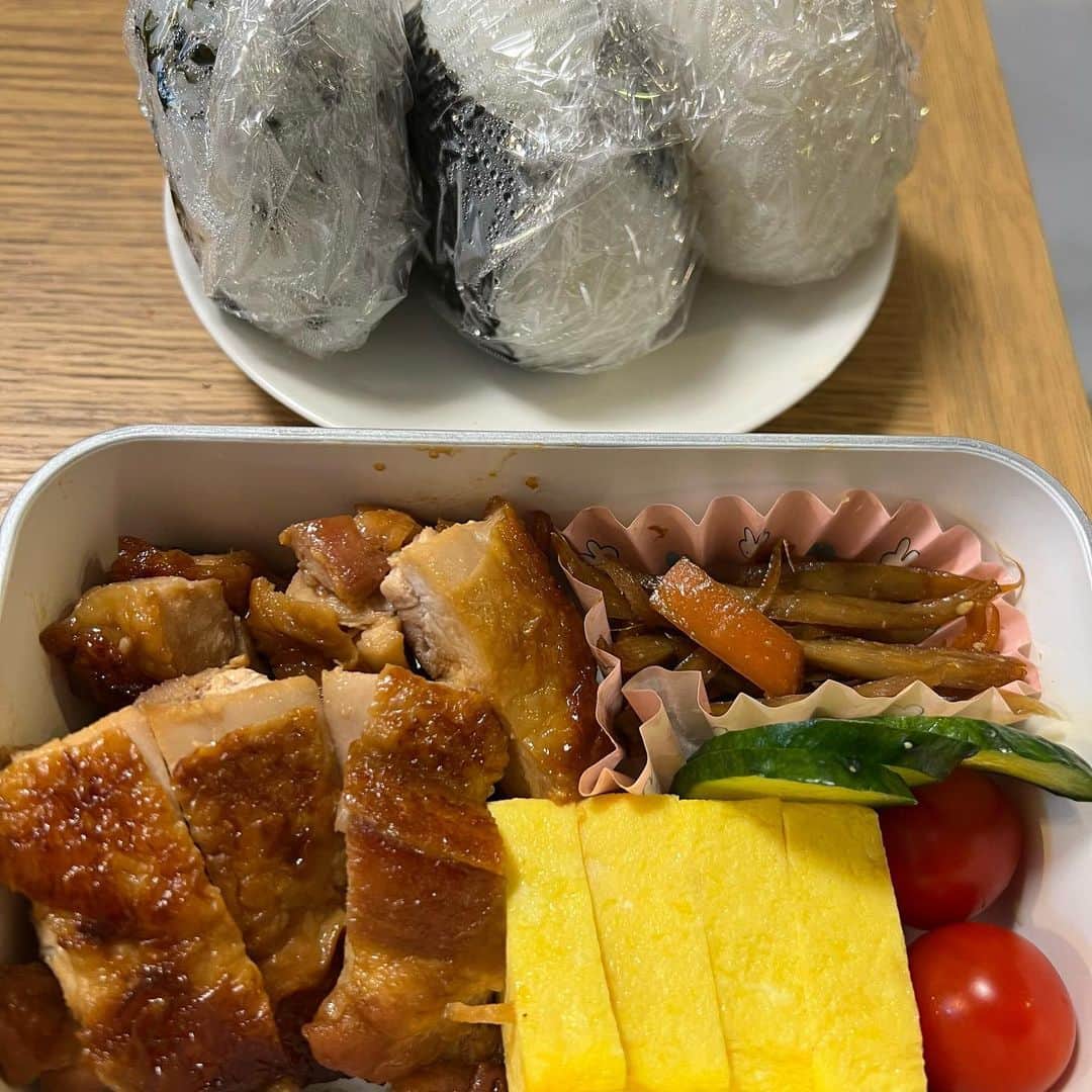竹井亮介さんのインスタグラム写真 - (竹井亮介Instagram)「2023年4月27日。 おにぎり3種（うめ、しそわかめ、塩むすび） たまごやき と、きんぴらごぼう と、塩もみきゅうり。  長女のお弁当。 メインの鶏は妻の作。  #とっつぁん料理」4月27日 6時54分 - takeiryosuke