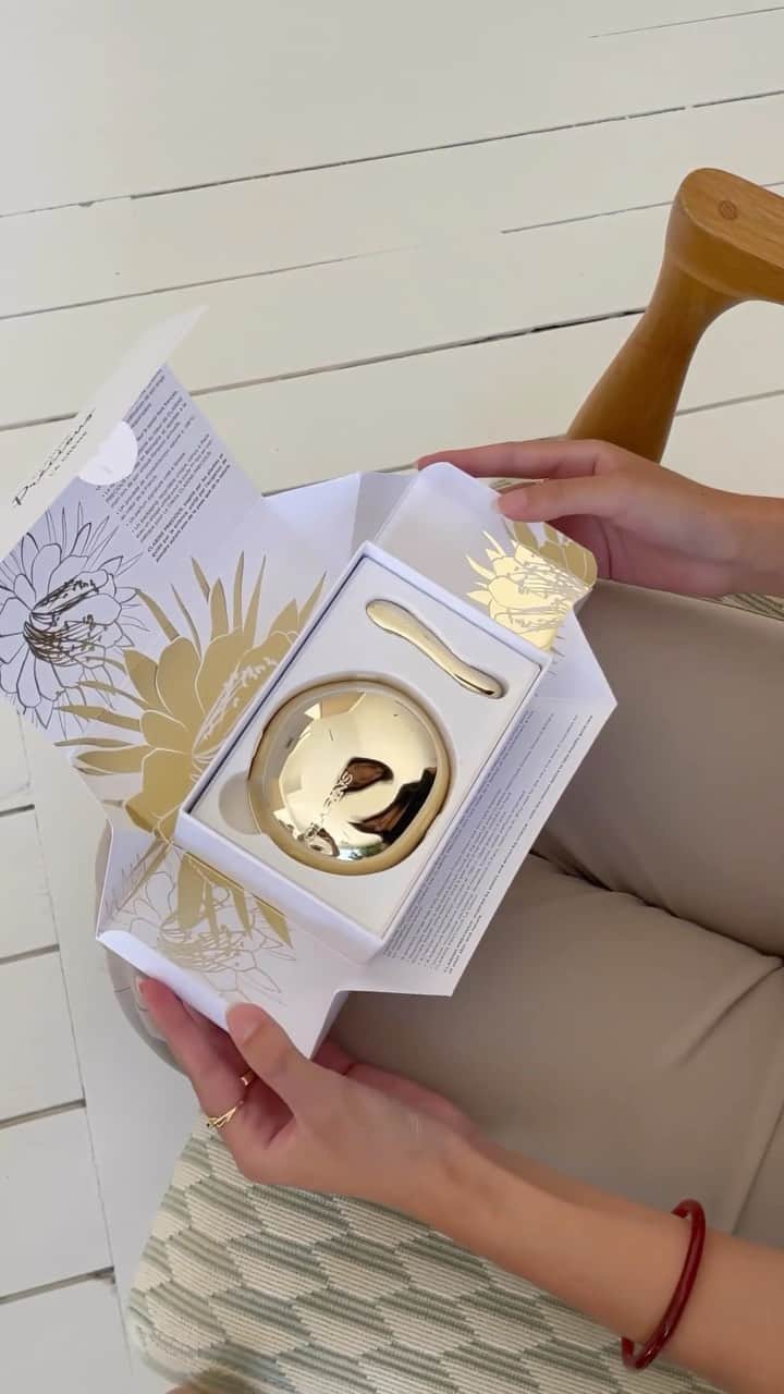 Clarins Canadaのインスタグラム：「Each application of Precious La Crème is a true revelation: delicate textures that fuse with the skin, housed in an exquisite golden jar crafted from sustainable materials.🌟🌿 __________ Chaque application de La Crème Precious est une véritable révélation : des textures délicates qui fusionnent avec la peau, présentées dans un somptueux pot doré fabriqué à partir de matériaux responsables.🌟🌿 . . . #ClarinsPrecious #MoonlightFlower #AsRareAsYou」