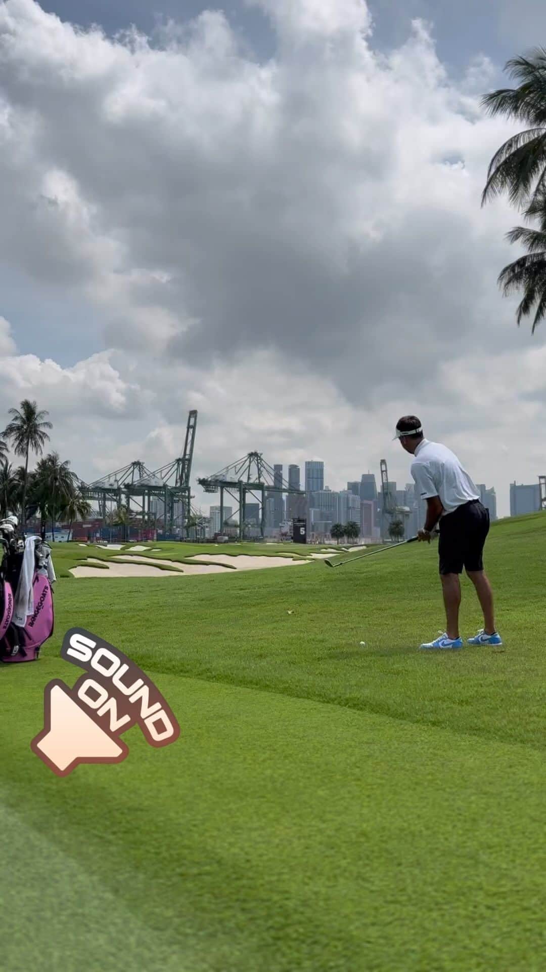 バッバ・ワトソンのインスタグラム：「When you finally get the ball to do what you want😂#golfishard #RangeGoatsGC #itshothere #thisplaceisbeautiful #singapore #livgolfsingapore」
