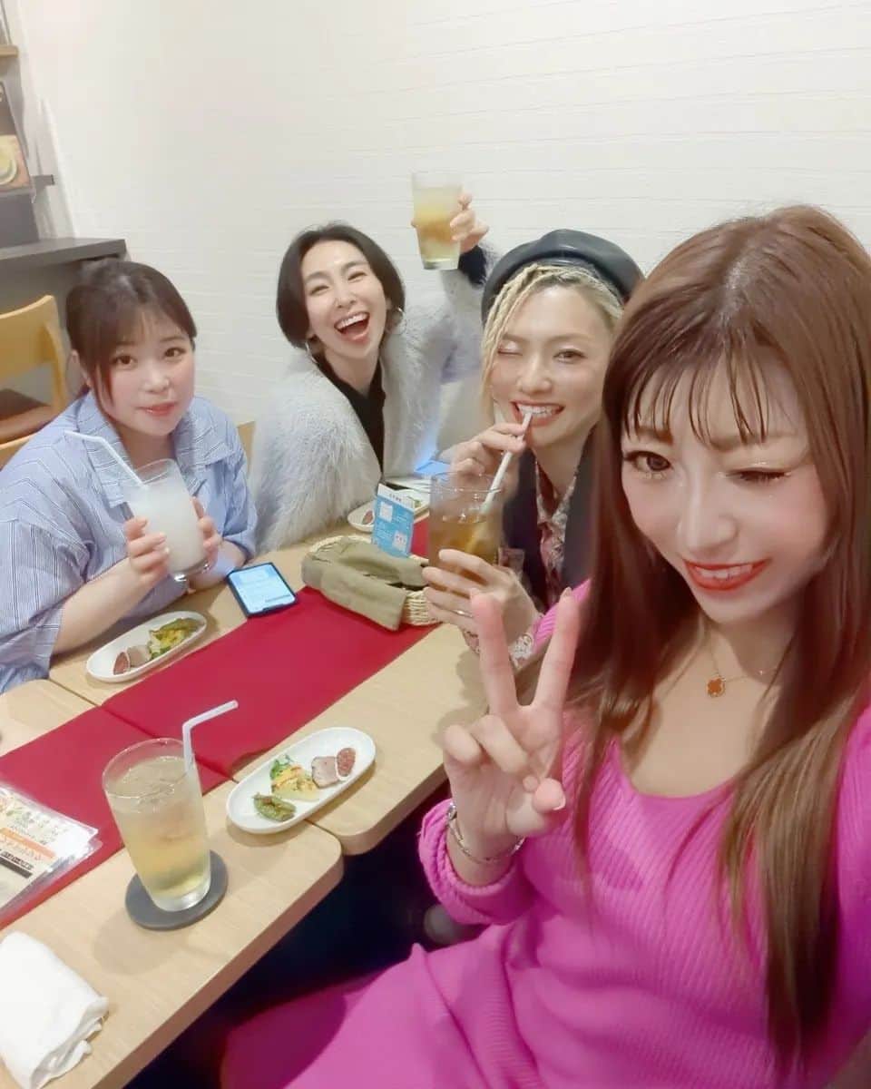 おーてぃーちゃーんさんのインスタグラム写真 - (おーてぃーちゃーんInstagram)「『チーズのやつ食べたい！！』って声を頂き、お友達といつものイタリアーノに行ってきました。  大人数で行くのは初めてで、気になってたけど頼んだことないメニューを沢山頼めてハッピー♥️  デザートピザ、甘々じゃなくベリーの酸味とチョコの香りがして美味しかったな✨  私のお気にいりグラタン風カルボナーラ、海老とアボカドのフリット 皆も気にいってくれて  てか全部美味しいって♥️  自分が美味しいと思ったものをシェアできるって嬉しいね  マジぴょんさんとか美味しすぎて意識全部持ってかれて、私が話しかけてもシカトしてたからね。  笑う。  ほいで、四枚目の写真なんだが ニコちゃんがチーズ伸びるとこを撮影するわしらのムービーを撮ってくれてたんだけど、それが何度見ても社会風刺すぎる画だから動画あげるのしんどいからスクショにしといた。  笑う。  #イタリアーノ　#歌舞伎町　#新宿　#新宿ディナー　#チーズ　#パスタ　#歌舞伎ご飯　#新宿ごはん」4月27日 6時57分 - o_tie