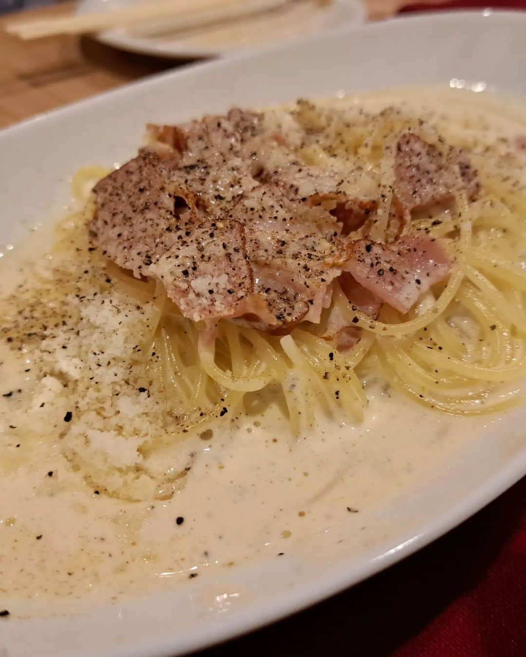 おーてぃーちゃーんさんのインスタグラム写真 - (おーてぃーちゃーんInstagram)「『チーズのやつ食べたい！！』って声を頂き、お友達といつものイタリアーノに行ってきました。  大人数で行くのは初めてで、気になってたけど頼んだことないメニューを沢山頼めてハッピー♥️  デザートピザ、甘々じゃなくベリーの酸味とチョコの香りがして美味しかったな✨  私のお気にいりグラタン風カルボナーラ、海老とアボカドのフリット 皆も気にいってくれて  てか全部美味しいって♥️  自分が美味しいと思ったものをシェアできるって嬉しいね  マジぴょんさんとか美味しすぎて意識全部持ってかれて、私が話しかけてもシカトしてたからね。  笑う。  ほいで、四枚目の写真なんだが ニコちゃんがチーズ伸びるとこを撮影するわしらのムービーを撮ってくれてたんだけど、それが何度見ても社会風刺すぎる画だから動画あげるのしんどいからスクショにしといた。  笑う。  #イタリアーノ　#歌舞伎町　#新宿　#新宿ディナー　#チーズ　#パスタ　#歌舞伎ご飯　#新宿ごはん」4月27日 6時57分 - o_tie