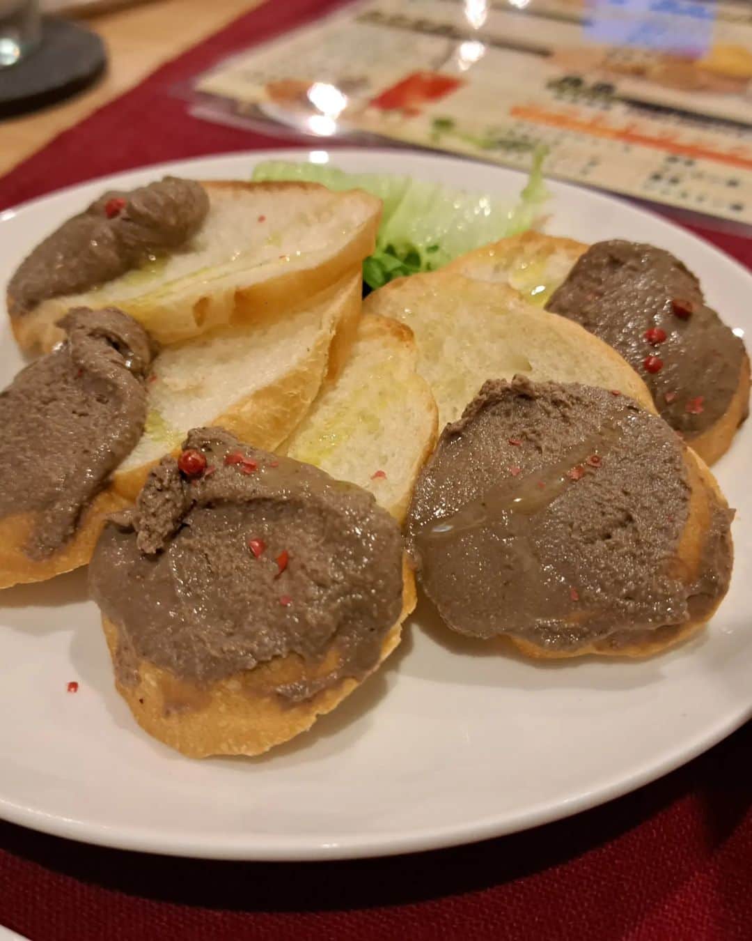 おーてぃーちゃーんさんのインスタグラム写真 - (おーてぃーちゃーんInstagram)「『チーズのやつ食べたい！！』って声を頂き、お友達といつものイタリアーノに行ってきました。  大人数で行くのは初めてで、気になってたけど頼んだことないメニューを沢山頼めてハッピー♥️  デザートピザ、甘々じゃなくベリーの酸味とチョコの香りがして美味しかったな✨  私のお気にいりグラタン風カルボナーラ、海老とアボカドのフリット 皆も気にいってくれて  てか全部美味しいって♥️  自分が美味しいと思ったものをシェアできるって嬉しいね  マジぴょんさんとか美味しすぎて意識全部持ってかれて、私が話しかけてもシカトしてたからね。  笑う。  ほいで、四枚目の写真なんだが ニコちゃんがチーズ伸びるとこを撮影するわしらのムービーを撮ってくれてたんだけど、それが何度見ても社会風刺すぎる画だから動画あげるのしんどいからスクショにしといた。  笑う。  #イタリアーノ　#歌舞伎町　#新宿　#新宿ディナー　#チーズ　#パスタ　#歌舞伎ご飯　#新宿ごはん」4月27日 6時57分 - o_tie