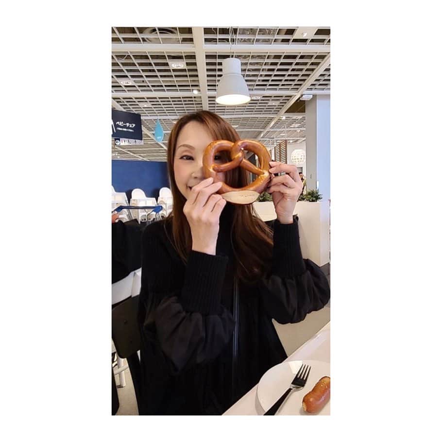 大原由美子さんのインスタグラム写真 - (大原由美子Instagram)「・ 皆さま、おはようございま〜す♡ 本日はIKEAでのランチの一コマ。。。📸 ・ 実はIKEAにはほとんど行った事がない私…🫣 ・ お友達が連れて行ってくれてラッキーだったっ！！🙌 ・ IKEAで初のお食事をしたんだけど… 全然わかんないから教えてもらった…😅  美味しそうなものがいっぱいで迷った〜っ😵 その中でケバブ🥙とプレッツェル🥨をチョイス♡ そして…何故かソーセージを1本。。。🤣  全部美味しかったっ🤭 ・ プレッツェルがミョーに顔にしか見えなくて… 思わずやってしまったshotもアリ。。。🤫 ⚠️良い子はこんなことをしてはいけません🙇‍♀️💦 ・ 少しの時間だけどショッピングも楽しめて嬉しかった🤗 picを3枚postしま〜す♡ ・ 皆さま、本日もよろしくお願いしま〜す🫶 ・ ・ サロンインスタにも是非遊びに来てくださ〜い♡ @salon.de.plaisir.y.o  ・ ・ #IKEA#🥨#モデル#大原由美子#model#関西モデル#神戸モデル#模特#商品撮影モデル #fashion#ケバブ#お洒落さんと繋がりたい#ファッションモデル#fashionmodel#アパレルモデル#関西webモデル#プレッツェル#お遊びshot#写真家さんと繋がりたい#Japanesemodel#모델#スイーツ好きさんと繋がりたい #ショッピング#ootd#撮影モデル#ファインダー越しの私の世界 #被写体#ポートレートモデル#グルメ好きさんと繋がりたい」4月27日 6時58分 - oharayumiko0228