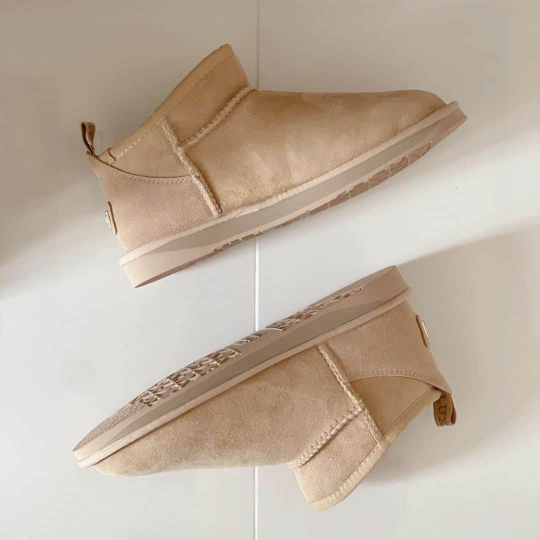 オーストラリアラックスコレクティブのインスタグラム：「A tried and true classic, favorite, and all around beautiful shoe. We love the Cosy Ultra Short in any style or color 💖」