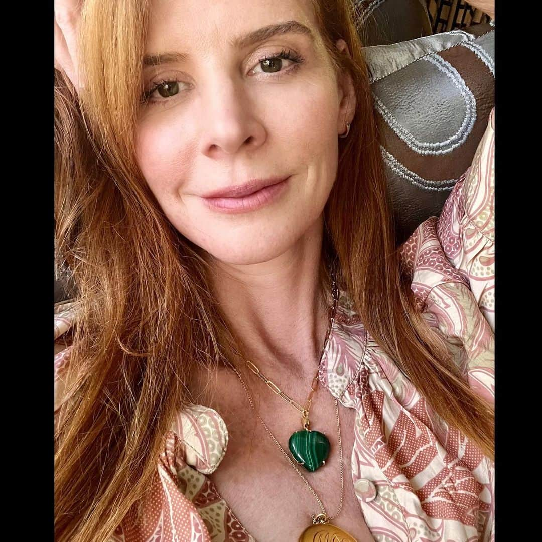 サラ・ラファティさんのインスタグラム写真 - (サラ・ラファティInstagram)「Hi! Not the greatest at the solo selfie game BUT I can’t stop taking selfies with my new favorite necklace. Thank you @lindsayjprice for sending me this beautiful pendant and congratulations on the launch of your inspired new jewelry line. Friends, check out Story via @jewelryedit. I can’t wait to see more. Until then, I’ll wear this malachite beauty and make her and all of her healing properties, a part of my “story”…..assuming one of my girls doesn’t steal her first.🤓」4月27日 5時37分 - iamsarahgrafferty