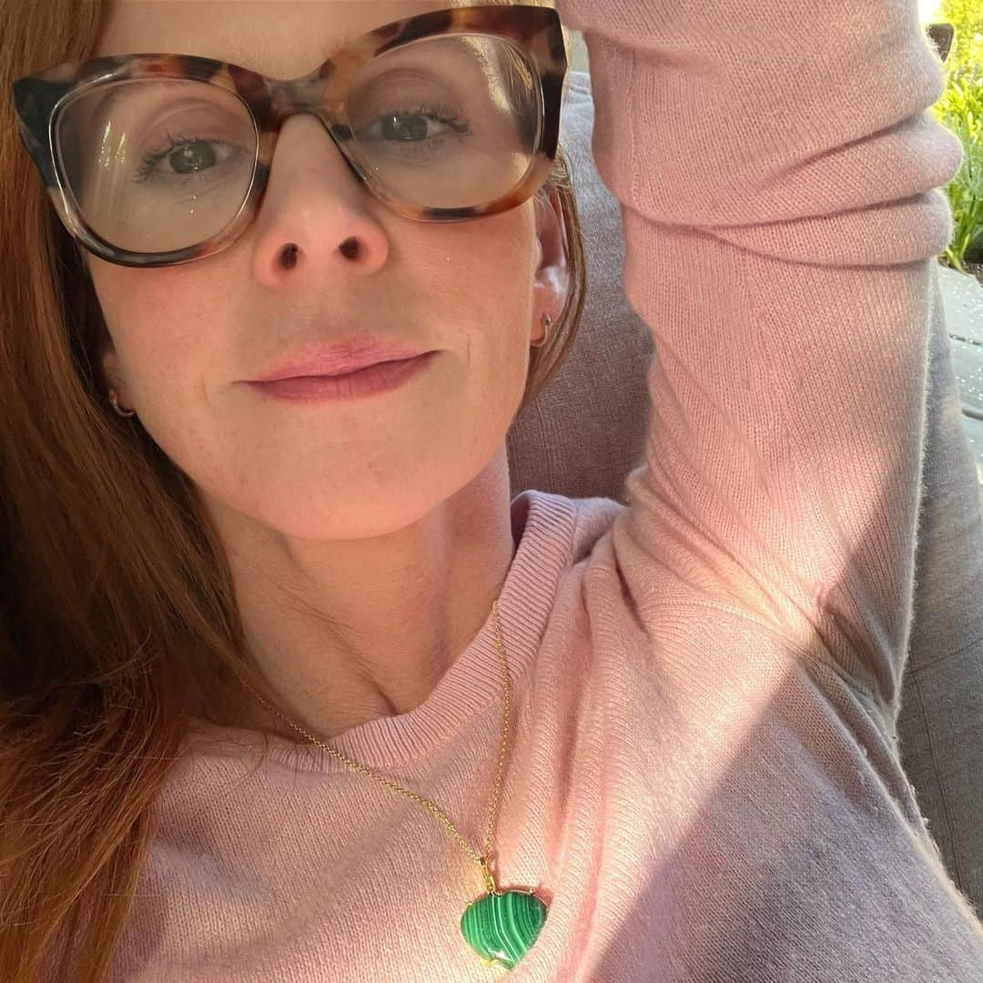 サラ・ラファティさんのインスタグラム写真 - (サラ・ラファティInstagram)「Hi! Not the greatest at the solo selfie game BUT I can’t stop taking selfies with my new favorite necklace. Thank you @lindsayjprice for sending me this beautiful pendant and congratulations on the launch of your inspired new jewelry line. Friends, check out Story via @jewelryedit. I can’t wait to see more. Until then, I’ll wear this malachite beauty and make her and all of her healing properties, a part of my “story”…..assuming one of my girls doesn’t steal her first.🤓」4月27日 5時37分 - iamsarahgrafferty