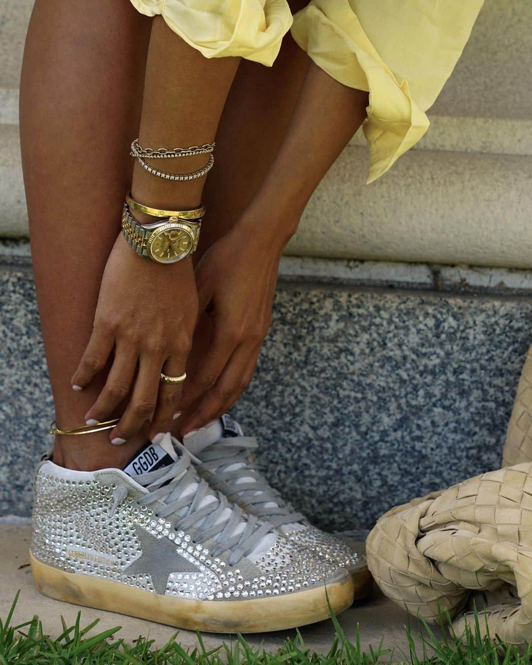 ジュリー・サリニャーナのインスタグラム：「The only sparkly sneakers I’ll ever love. ✨ @goldengoose」
