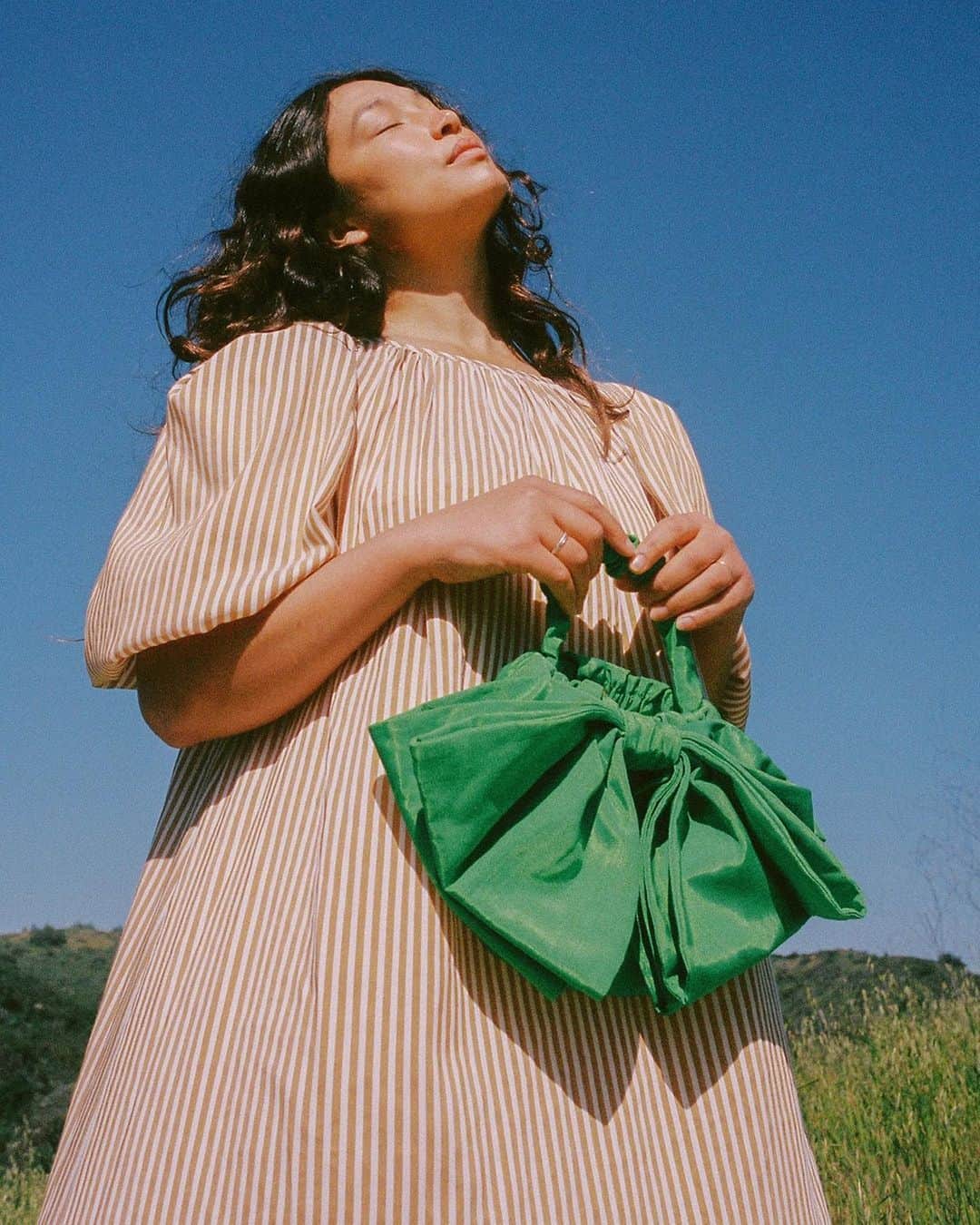 レフラーランドールさんのインスタグラム写真 - (レフラーランドールInstagram)「A woven leather bag to match the basket, pops of green moire, and vintage dishware from @elainadbellis’s best-kept-secret Santa Monica thrift store #loefflerrandall」4月27日 5時58分 - loefflerrandall