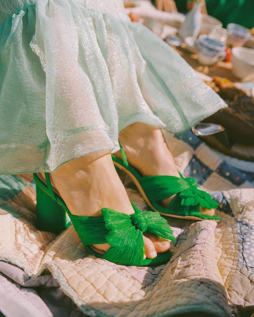 レフラーランドールさんのインスタグラム写真 - (レフラーランドールInstagram)「A woven leather bag to match the basket, pops of green moire, and vintage dishware from @elainadbellis’s best-kept-secret Santa Monica thrift store #loefflerrandall」4月27日 5時58分 - loefflerrandall