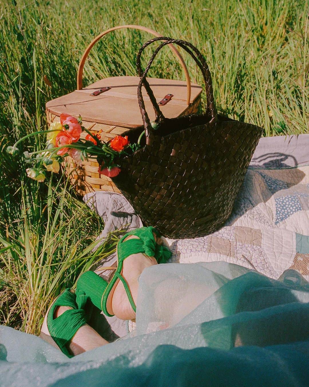 レフラーランドールのインスタグラム：「A woven leather bag to match the basket, pops of green moire, and vintage dishware from @elainadbellis’s best-kept-secret Santa Monica thrift store #loefflerrandall」