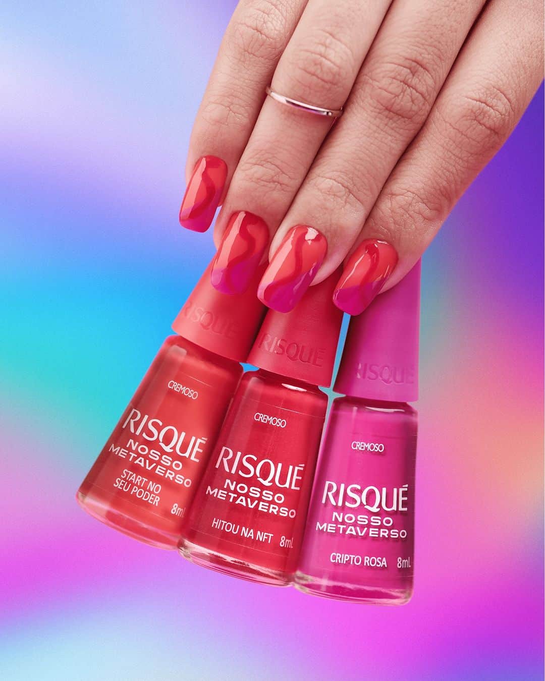 Risqueのインスタグラム：「Às quartas usamos rosa 💅 Esse trio de Metaverso é perfeito para você arrasar na trend.  Aposte no Start no Seu Poder, Hitou na NFT e Cripto Rosa e expresse todas as suas versões com essa nail art incrível. Compre já no link da bio.  #RisquéNossoMetaverso #EsmaltesRisqué #RisquéOficial」