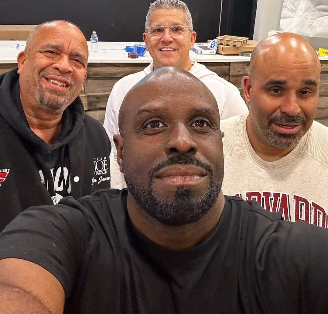 ファンクマスター・フレックスのインスタグラム：「WOAH? MY LIPS ARE DRY AGAIN? COCO BUTTER?  JULIO OPENING UP A NEW LOCATION? @empireclubnyc @elis @joejaxson」