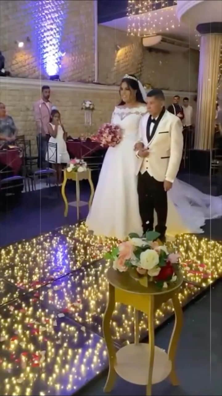 ルアン・サンタナのインスタグラム：「Muita gente veio me perguntar sobre a escolha da música do meu casamento, sendo que a música só lança amanhã. 😨  A nossa história é cheia de altos e baixos e só nós (e Deus) sabemos o que a gente passou pra chegar até aqui. 🥹  Procurei muitas músicas que pudessem representar esse momento, mas nenhuma tinha tocado meu coração, até que ouvi a prévia de DEUS É MUITO BOM, música que o Luan vai lançar amanhã e na hora eu soube: É ESSA.  Como não tínhamos a música inteira ainda (pq só lança amanhã), meu esposo teve a brilhante ideia de remixar e colocar junto com a marcha nupcial. E ficou linda 🥹♥️ quando escutei pronta, eu chorei de emoção. Agora ela faz parte da trilha sonora da nossa vida e a partir de amanhã, eu tenho certeza que vai ser trilha sonora da vida de muita gente.   E foi assim que eu entrei com uma música que nem havia sido lançada e querendo ou não, o Luan cantou no meu casamento kkkkk. 😂💒」