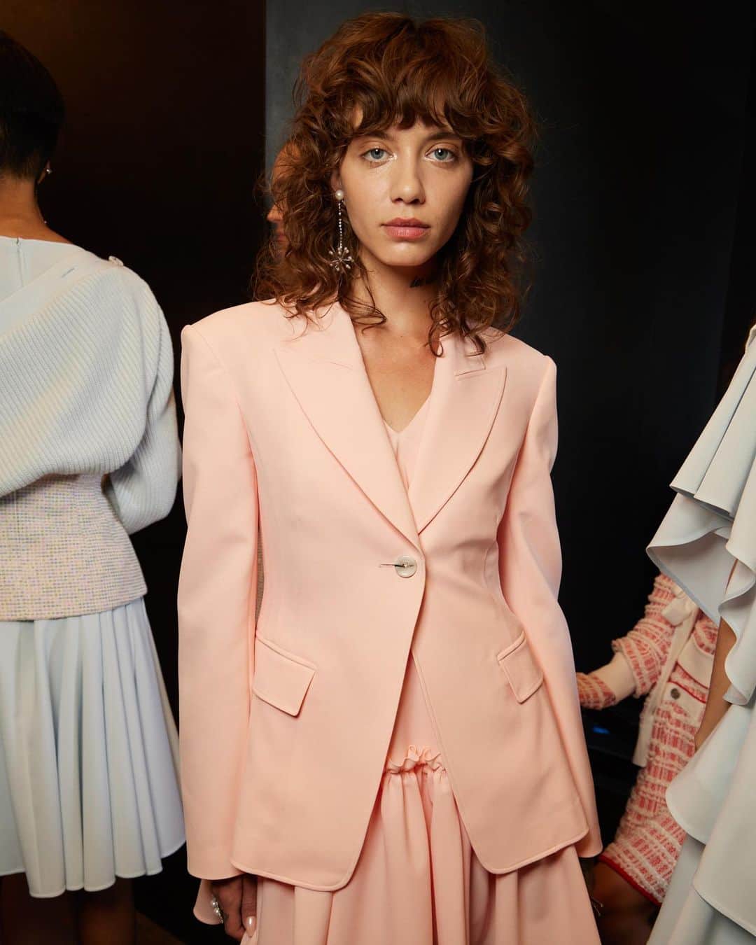アディアムのインスタグラム：「Tailored silhouettes perfect for any occasion are seen backstage at the #ADEAM Spring Summer 2023 Show.」