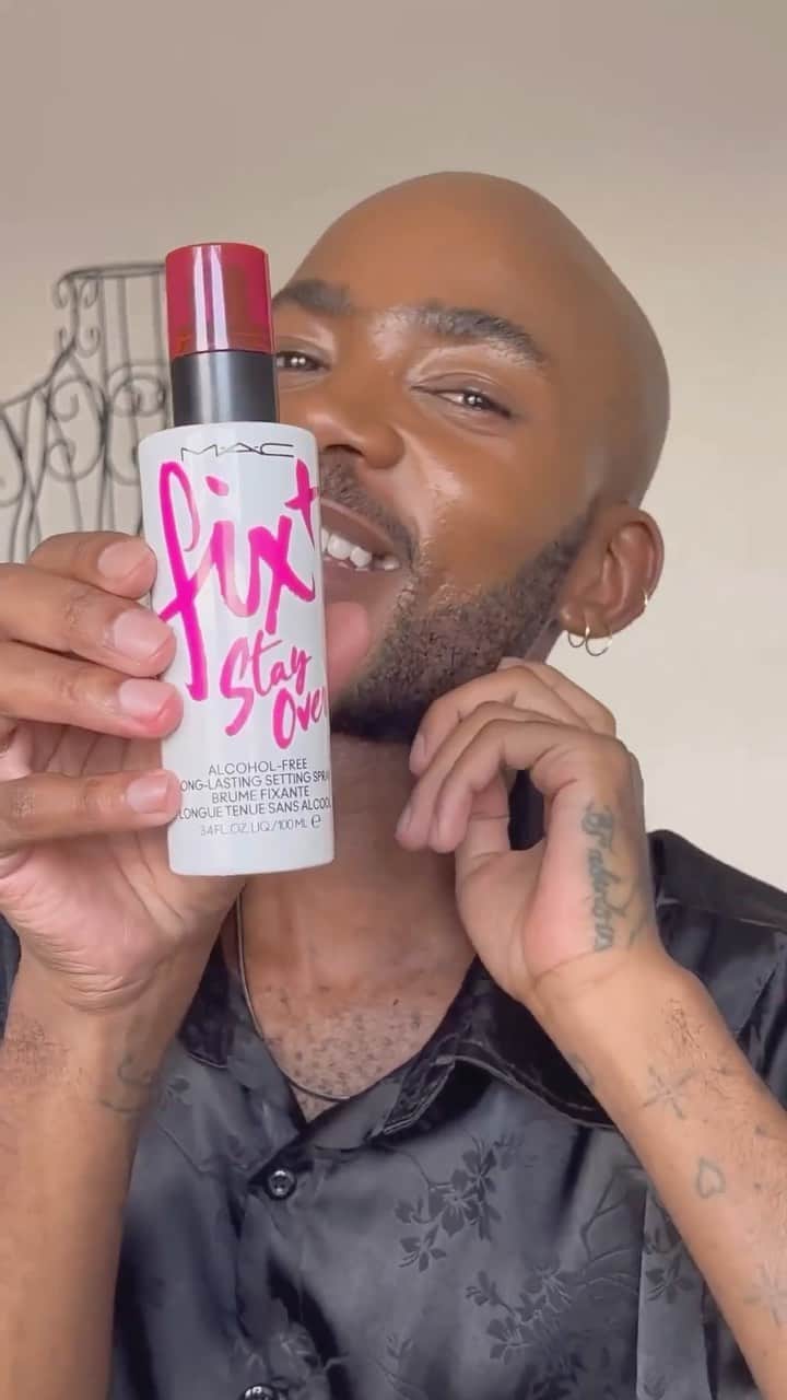 M·A·C Cosmetics BRのインスタグラム：「Make intacta a noite toda com proteção contra poluição e luz azul? T E M O S 🤩 O nosso #MACFixPlusStayOver vem com uma fórmula sem álcool e com até 16h de durabilidade pra sua make durar muuito ✨  Ele usou:  ✨ Corretivo Pro Longwear  ✨ Pó Iluminador Mineralize Soft & Gentle  ✨ Lipglass Clear ✨ Fix+ Stay Over   Toque na tela para garantir os seus.  🎨 Makeup Artist: @ivankgadi  #ParaTodoMundoVer: no vídeo aparece eo realizando uma make com produtos M•A•C, ele aplica com um pincel, o corretivo Pro Longwear em dois tons para cobrir olheiras e toda a pele, aplica o Pó Iluminador Mineralize em Soft & Gentle nas maçãs do rosto, passa o Lipglass Clear nos lábios e finaliza com o Fix+ Stay Over.   #MACFixPlus #MACFixPlusStayOver」