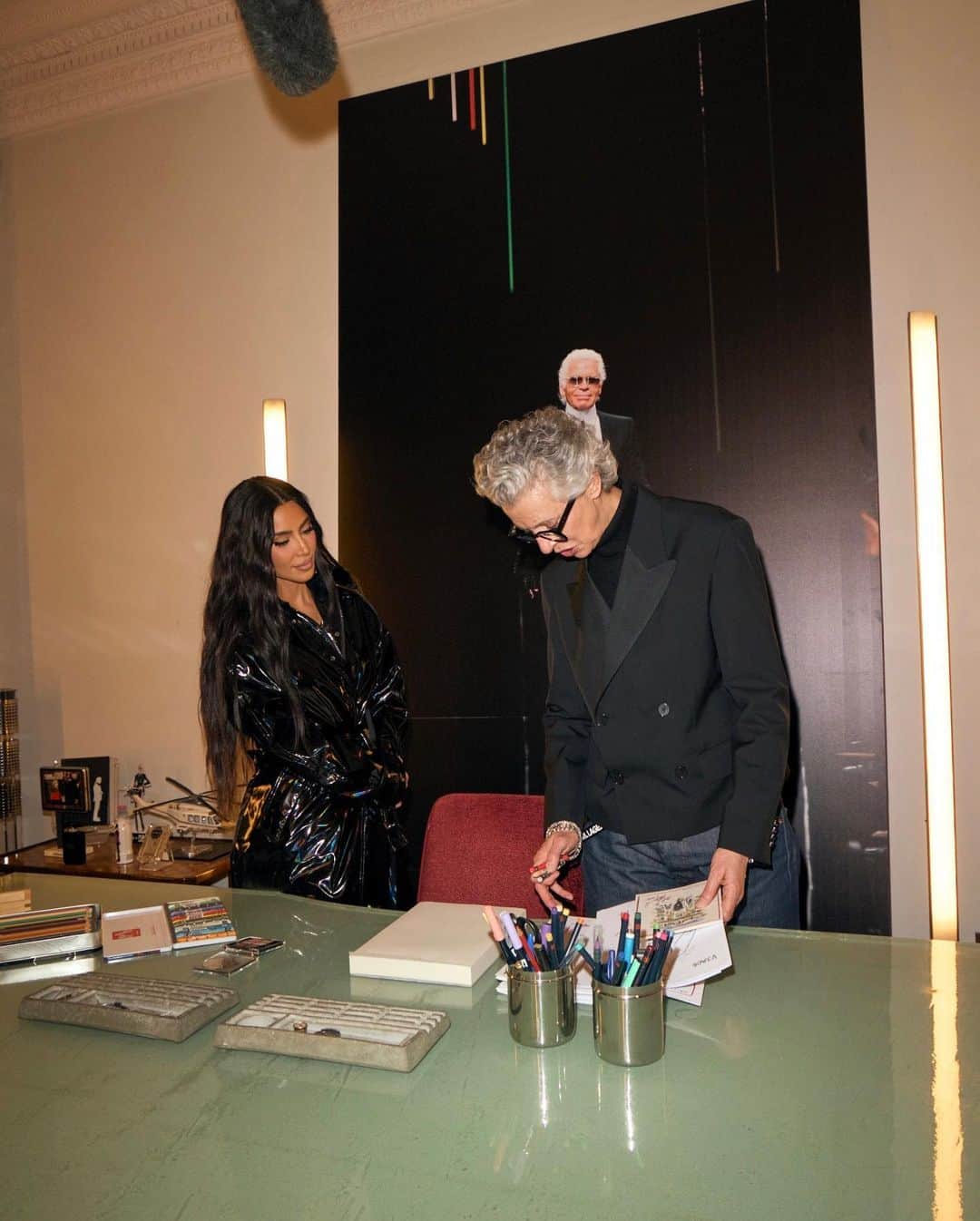キム・カーダシアンさんのインスタグラム写真 - (キム・カーダシアンInstagram)「Had a date with @choupetteofficiel in Paris. We then spent some time at @karllagerfeld’s office to get a little inspiration for the Met.」4月27日 6時24分 - kimkardashian