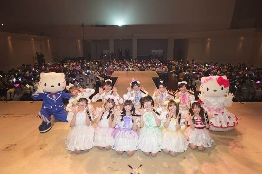 堤もねのインスタグラム：「1st anniversary Live 沢山の方が会いに来てくださってとても嬉しかったです。 サンリオピューロランド公式アイドルとしての活動は終了になりますが 今後は3人で夢の続きを追いかけます。  ライブMCでも言いましたが やると決めたらなりふり構わず一直線なので オーディションに参加するといった時からみんなを振り回していたと思います。  それでも変わらずついてきてくれて ピューロガールズに選んで頂いて  そんな私がリーダーを任せてもらったので 最初は何も分からずただ自分のやりたい方向に突き進んでメンバーを振り回してしまったと思います。  でも1年経った今 みんなと話し合いながらグループを作る機会も増え 少しは成長出来たかなって思います。  今後もやりたい事沢山です!  なので、新体制も全力で突き進んでいきます! みんなも変わらず 振り落とされず ついてきてくれたらとても幸せです。  改めて1年 サンリオピューロランド公式アイドルとして活動できて嬉しかったです!  ありがとうございました!」