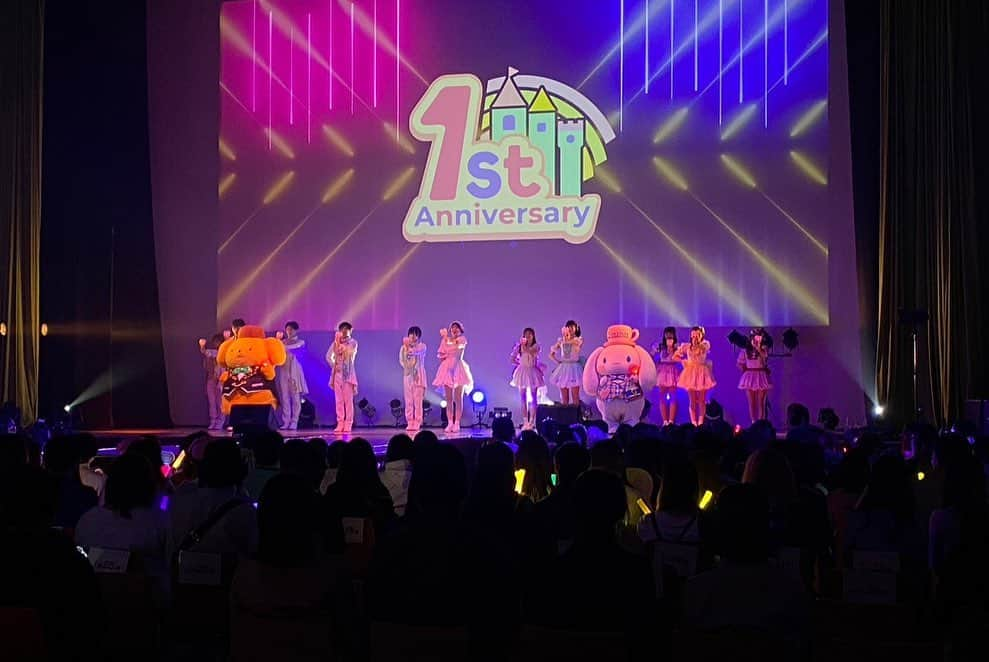 堤もねさんのインスタグラム写真 - (堤もねInstagram)「1st anniversary Live 沢山の方が会いに来てくださってとても嬉しかったです。 サンリオピューロランド公式アイドルとしての活動は終了になりますが 今後は3人で夢の続きを追いかけます。  ライブMCでも言いましたが やると決めたらなりふり構わず一直線なので オーディションに参加するといった時からみんなを振り回していたと思います。  それでも変わらずついてきてくれて ピューロガールズに選んで頂いて  そんな私がリーダーを任せてもらったので 最初は何も分からずただ自分のやりたい方向に突き進んでメンバーを振り回してしまったと思います。  でも1年経った今 みんなと話し合いながらグループを作る機会も増え 少しは成長出来たかなって思います。  今後もやりたい事沢山です!  なので、新体制も全力で突き進んでいきます! みんなも変わらず 振り落とされず ついてきてくれたらとても幸せです。  改めて1年 サンリオピューロランド公式アイドルとして活動できて嬉しかったです!  ありがとうございました!」4月27日 6時28分 - mone._.mone