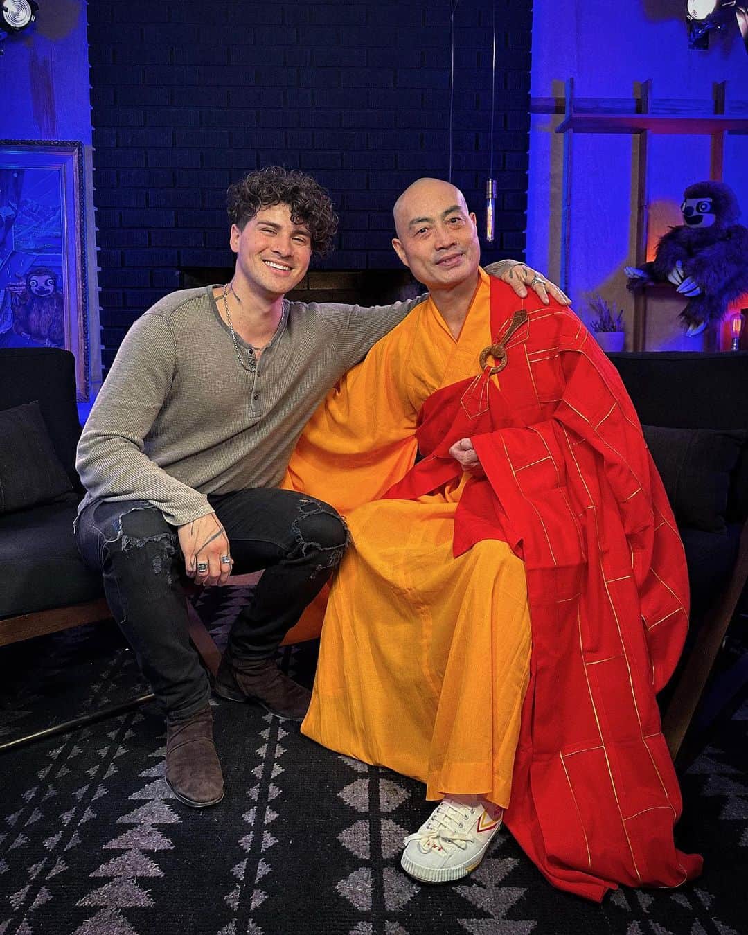 アンソニー・ペディラのインスタグラム：「last month i interviewed these buddhist monks/shaolin masters and learned a lot about practicing disciplined training and meditation. my physical and mental health has improved immensely and i’m excited for you all to see the moment these concepts really clicked for me. coming friday」