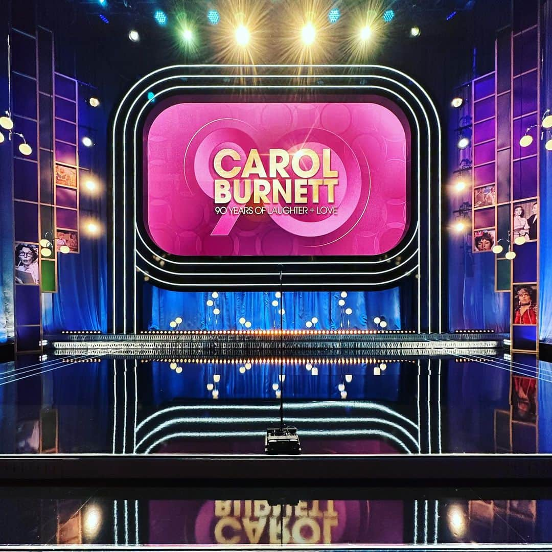 ダレン・クリスさんのインスタグラム写真 - (ダレン・クリスInstagram)「Happy 90th bday, Carol! Paying tribute to your extraordinary career for tonight’s TV special alongside so many incredible people was an honor and inspiration, as well as one of the coolest things I’ve ever been able to take part in. You are, indisputably, G.O.A.T. status!   Meanwhile, I did my damnedest to maintain the integrity of Sondheim’s original scansion and rhyme scheme for “Side By Side…” in a little duet number I rewrote for Carol entitled “Burnett’s Duets” that I got to perform with the great @suttonlenore .  … Like I said- one of the COOLEST things. Check it out tonight, Wednesday 8/7c on NBC and streaming on Peacock!   #carolburnett90 #carolburnett90yearsoflaughterlove」4月27日 6時37分 - darrencriss