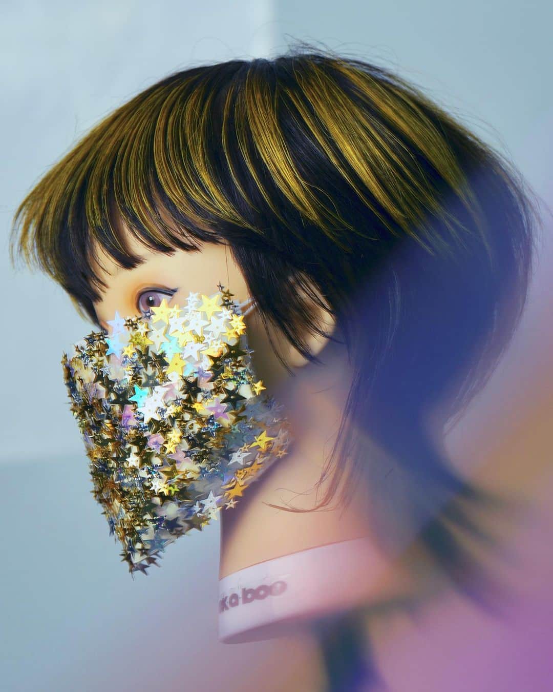 栗原貴史のインスタグラム：「３年前のこの時期、マスクに似合う髪型をウィッグで作るコンテストに参加したことを思い出した。  誰も何もわからなかった３年前のこの時期。ただ2ヶ月間の休業が決まり、改めて仕事の大切さや美容師という仕事が僕の生きる糧であるということ、そして人との関わりが本当に大切であるという事を痛感させられた日々。つらく長い2ヶ月の中何か新しい事ができないのか？何か上手くなれることはないのか？少しでも前に進めることはないのか？不安でもがく日々だった事を思い出した。 ちょうどマクスヘアのコンテストはインスタ上での開催で何投稿でもしてよかった。2ヶ月の休業が終わりを迎えようとしていた頃だった事を覚えている。毎日ハサミは触ったり、ウィッグはカットしていたがリハビリを兼ねてお店に行き、ストロボを組み、一眼レフ片手にウィッグの撮影に挑んだ。 ウィッグを仕上げ撮影。そしてまた仕上げて。。。  前髪って短い方が似合うんじゃないか？そうすると耳周りも短いほうがいいんじゃないか？カラーって明るい方がいいのかな？やってみることで色々と思いを巡らせることができた。 そして痛感したのは、2ヶ月の休みで集中力が続かなくなっていた。そのリハビリになるとは思っていなかった。  何も考えずにまずはとことんやってみる。  今振り返って、僕は自分の性格に感謝する。 好奇心を忘れずに。  追伸 そのおかげで、たまに失敗するけどね。  ※月曜はお休みを頂いております。 その他詳しいスケジュールは上のアカウントをご参考ください。  【ご料金】 ・栗原 貴史カット　10000円 ・カラー　　　　 　8500円〜 ・パーマ　　　　　 8500円〜　 ・デジタルパーマ 　　13000円〜　 ※長さやデザインによって料金の変動あり。 　  ●PEEK-A-BOO NEWoMan新宿  〒160-0022 東京都新宿区新宿 ４-1-6 NEWoMan 新宿4F  アクセス 新宿駅→直結NEWoMan新宿内4F 新宿三丁目駅→E10出口  営業時間 11:00-20:00  @peekaboo_newoman_shinjuku @peekabooacademyofficial @peekaboosalonsofficial @peekaboo_webacademy  #新宿美容室  #newoman新宿  #骨格補正  #骨格補正カット #ボブ  #グラボブ  #ショートヘア #ショートカット #ショートボブ #丸みショート #ゆとりショート #shortcut #hairistyle #contrastdesign #contrastcolor #bob #peekabooneeomanshinjuku」