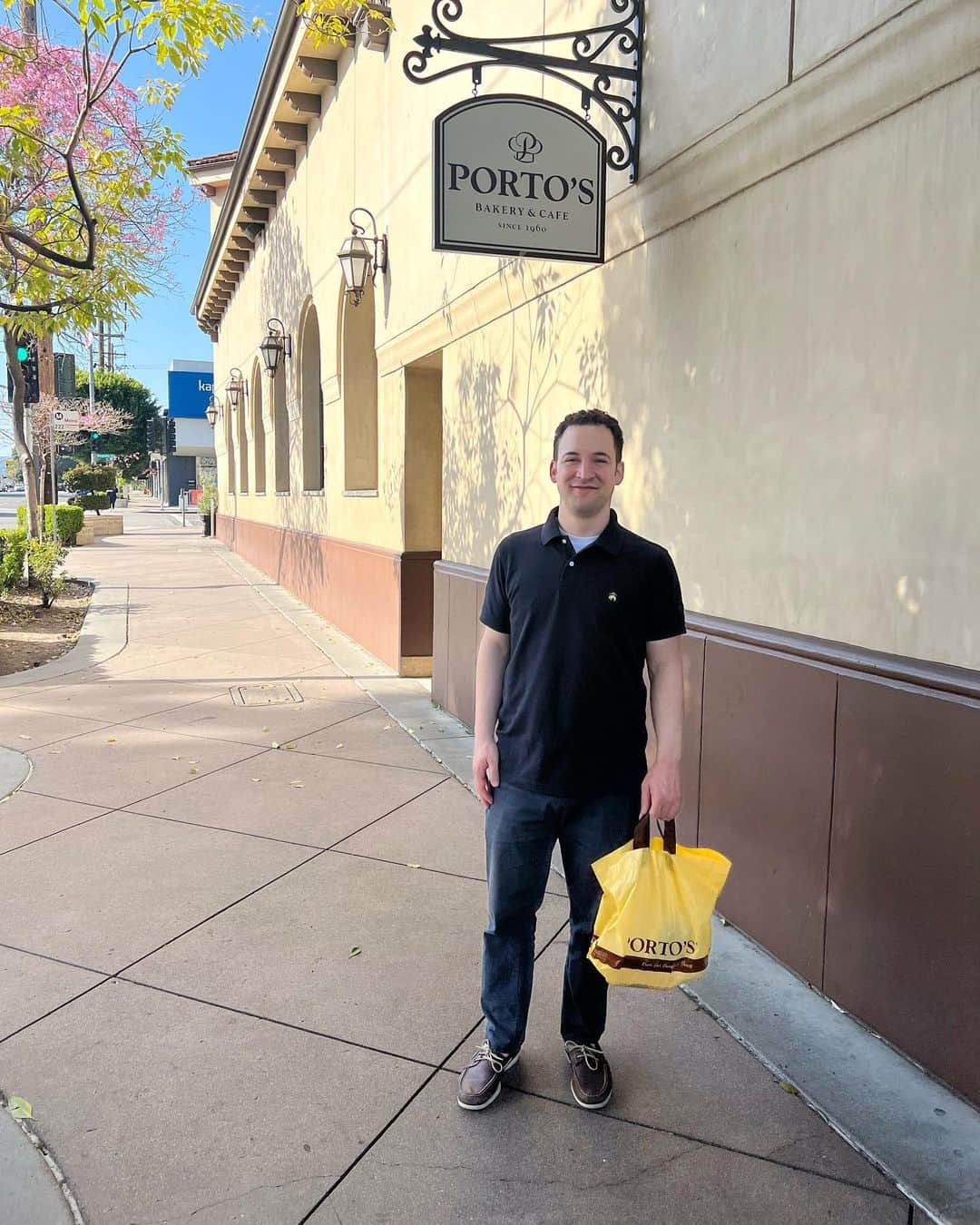 ベン・サヴェージのインスタグラム：「Lunch at Porto’s Bakery. A family business serving Los Angeles for over 50 years」