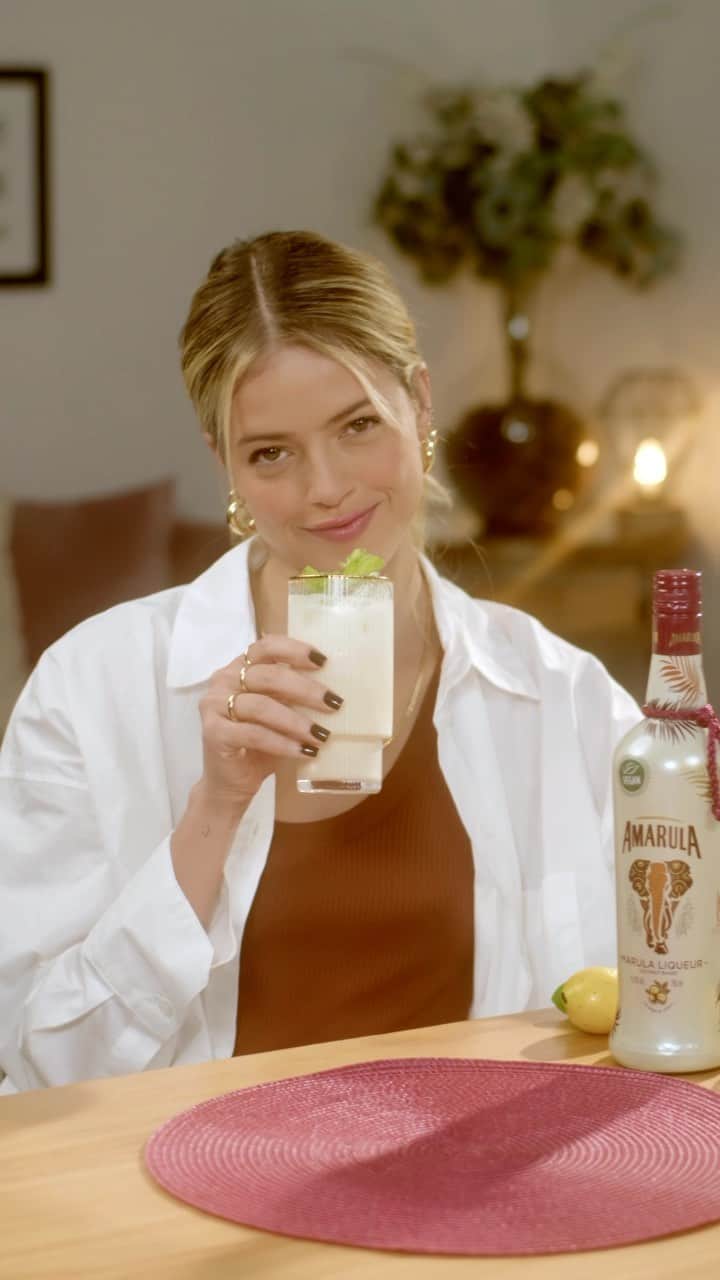 アガサ・モレイラのインスタグラム：「Pensa em um drink gostoso. Agora imagina esse drink totalmente vegano, leve e refrescante…pensou? Esse é o Vegan Vibes, o drink feito com a nova Amarula Vegan, o novo licor da @amarula_brasil. Por aqui, já provei e me apaixonei, agora é sua vez! Aprecie com moderação. Não compartilhe com menores de 18 anos.  #publi」