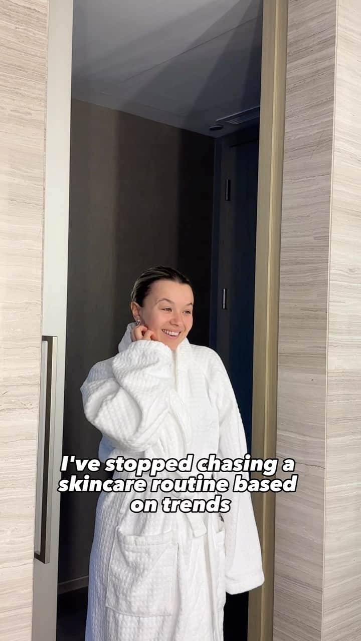 トーリ・ウェブスターのインスタグラム：「STOP 🙅🏼‍♀️ choosing face care routines based on trends and START 🙋🏼‍♀️ choosing a face care routine that’s tailor-made for your needs.   I’ve stopped reaching for products that are going to agitate my sensitive skin and instead, I’ve been using my trusted @burtsbeesca Sensitive line (a blend of aloe vera and rice milk that soothe sensitive skin, reducing visible signs of redness and helping to restore the skin’s moisture barrier over time when used daily as directed). Burt’s Bees has different collections to meet all your skincare needs and personalize your routine.   Here’s my trusted routine for Sensitive Skin:   1. Sensitive Facial Cleansing Towelettes with Aloe 2. Sensitive Solutions Gentle Facial Cream Cleanser  3. Sensitive Solutions Gentle Day Lotion 4. Sensitive Solutions SPF 30 Gentle Day Lotion  Every Burt’s Bees collection is always clean and consciously made using responsibly-sourced ingredients from nature, formulated without phthalates, parabens, petrolatum, or sodium lauryl sulfate (SLS). When it’s the #1 dermatologist-recommended natural skincare brand in the US, you know you can’t go wrong. 😉🍃♻️    #BestSkinImIn #BurtsBeesCa #skincare #sensitiveskin #sensitiveskincare #skin #skincaretips #skinhealth」