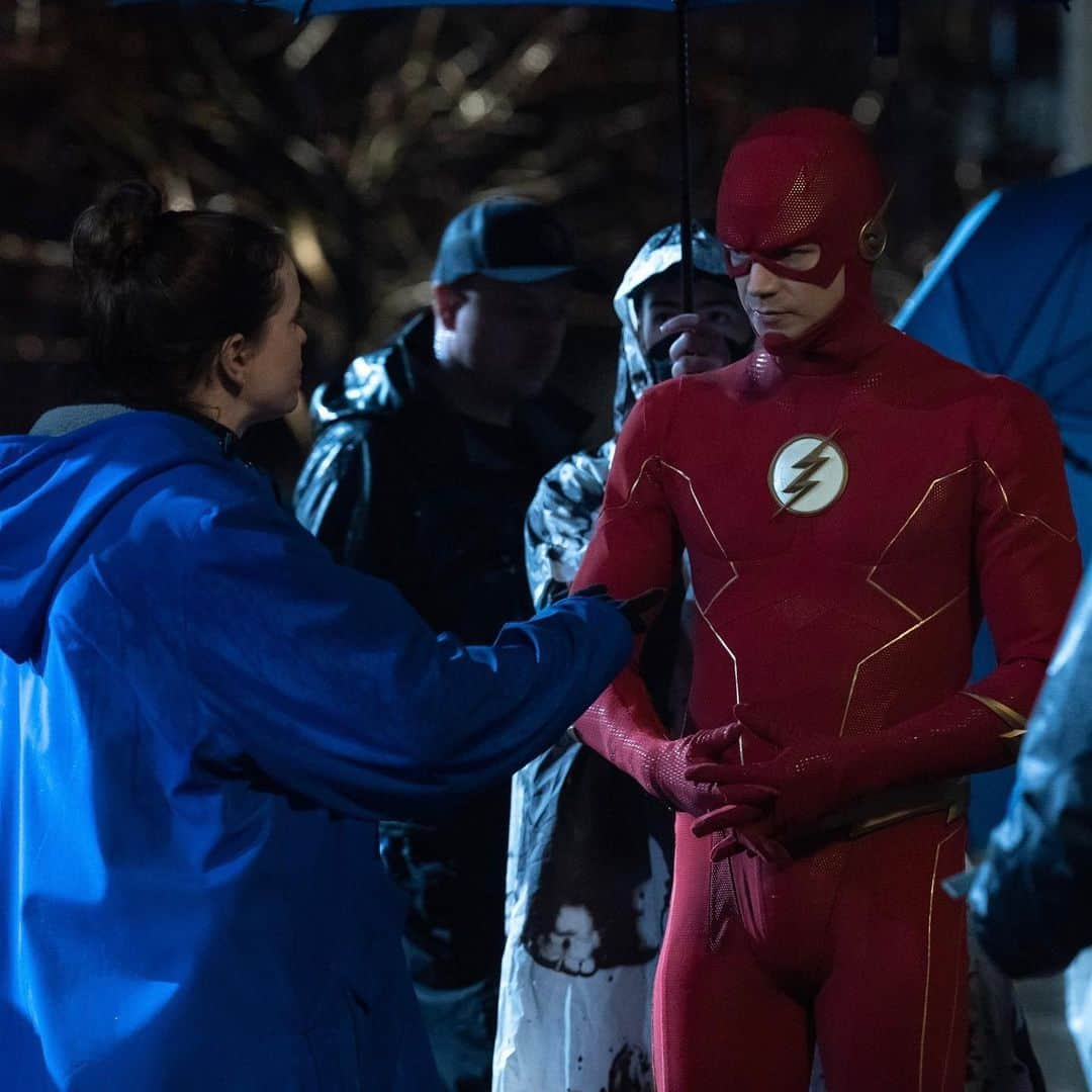 The Flashさんのインスタグラム写真 - (The FlashInstagram)「This sequence was the biggest one of the episode - incredible stunts, complex vfx, and iconic performances. We filmed it over 2 long and rainy nights in Vancouver but I’m so proud to have directed this episode」4月27日 6時45分 - cwtheflash